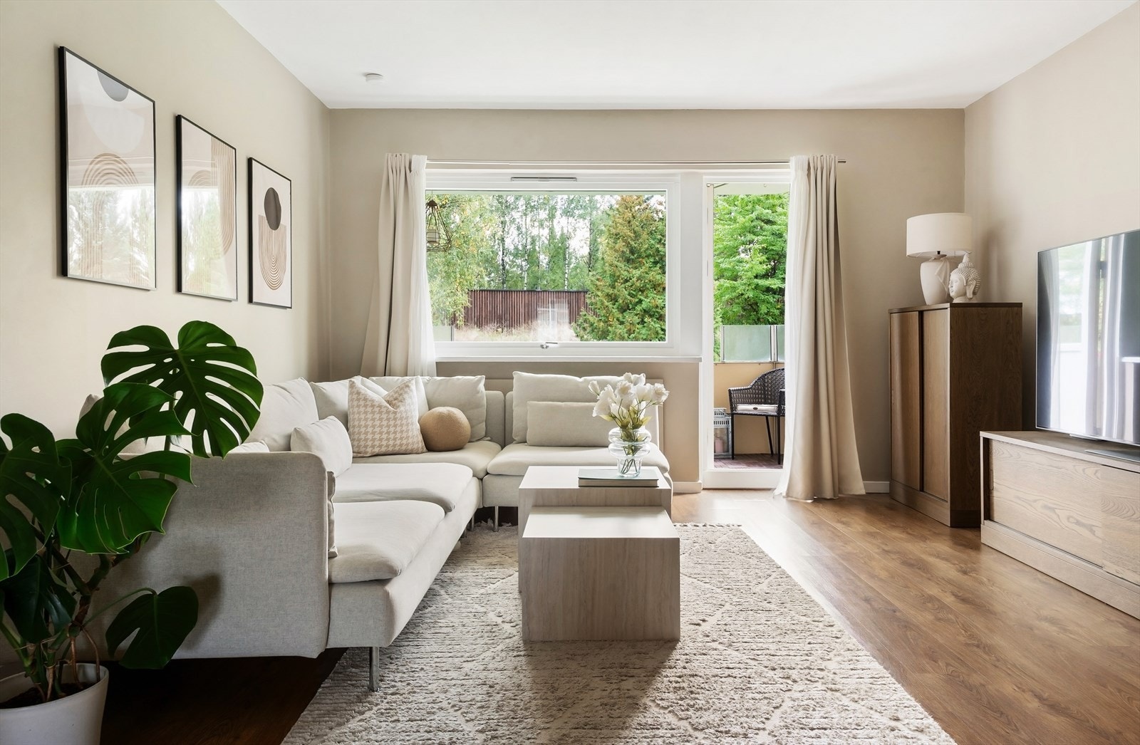 Balkongdøren i tre åpner opp mot uteplassen og slipper naturen inn. Galleribilde