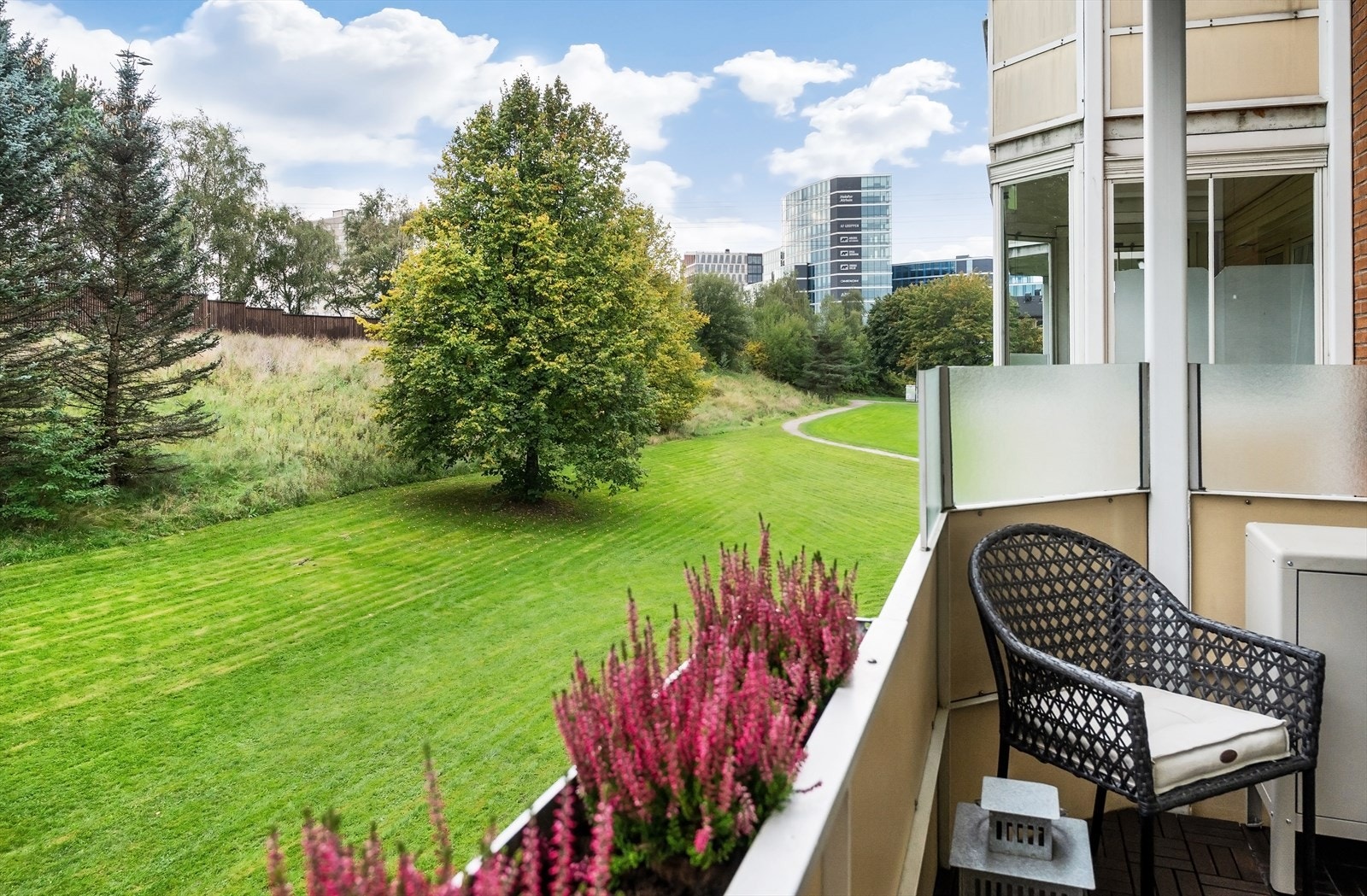 Fra balkongen har man en åpen utsikt over de nærliggende grøntområdene. Galleribilde