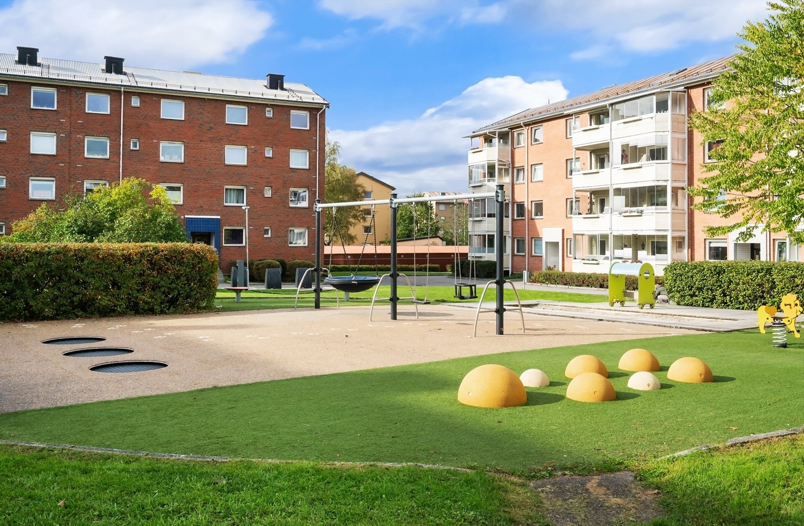 Lekeplassen er utstyrt for barn i ulike aldre, noe som gjør området familievennlig. Galleribilde