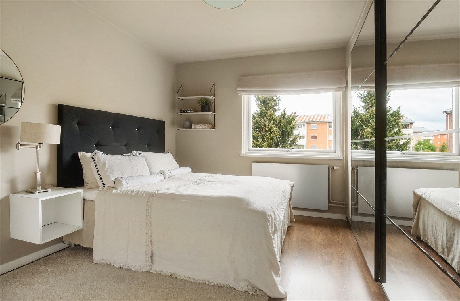 Hovedsoverommet på 10 m² har god plass til dobbeltseng og garderobeløsning. Galleribilde