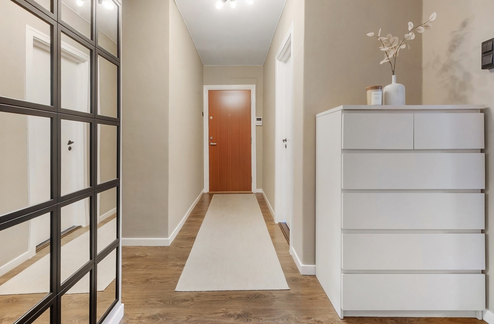 Vi starter i en lys entré med en brann- og lydklassifisert inngangsdør fra 2024. Galleribilde