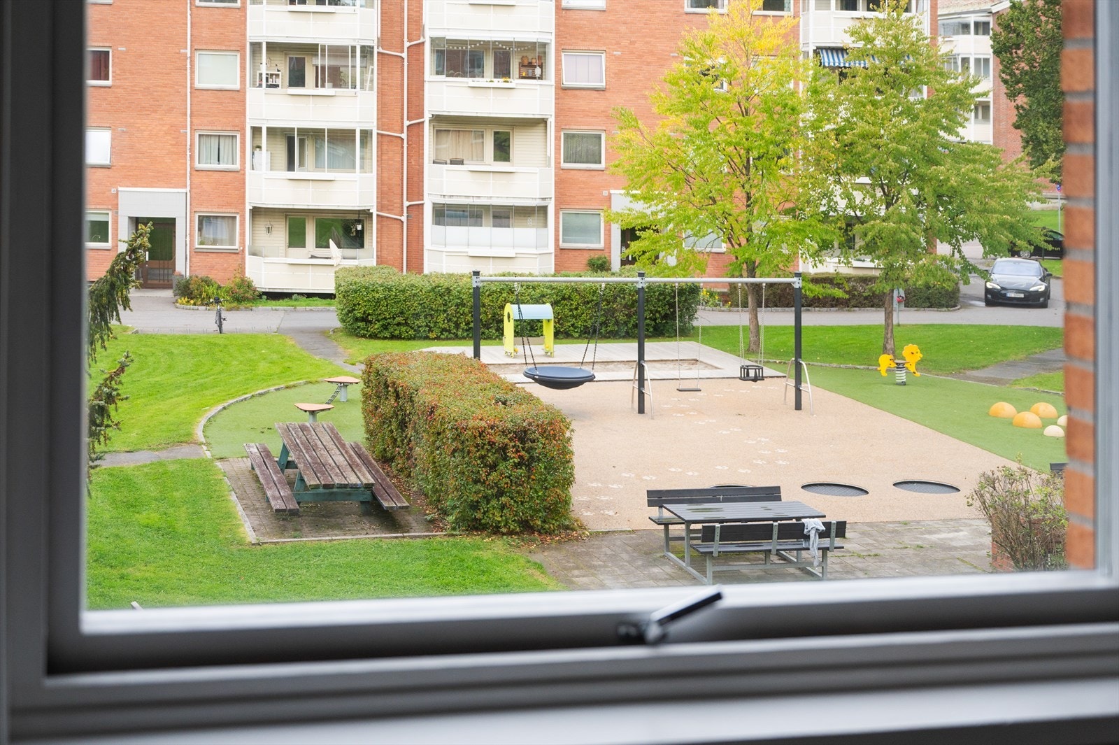 Fra soveromsvinduet ser man rett ut på lekeplassen og de grønne fellesarealene. Galleribilde