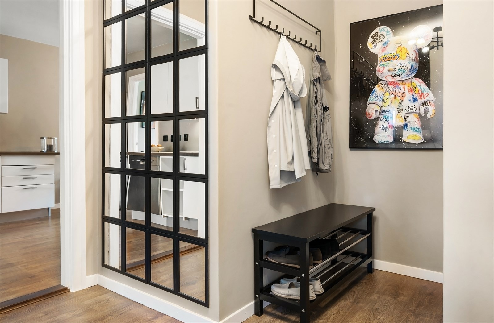 Entréen gir god plass til oppbevaring av yttertøy og sko. Galleribilde