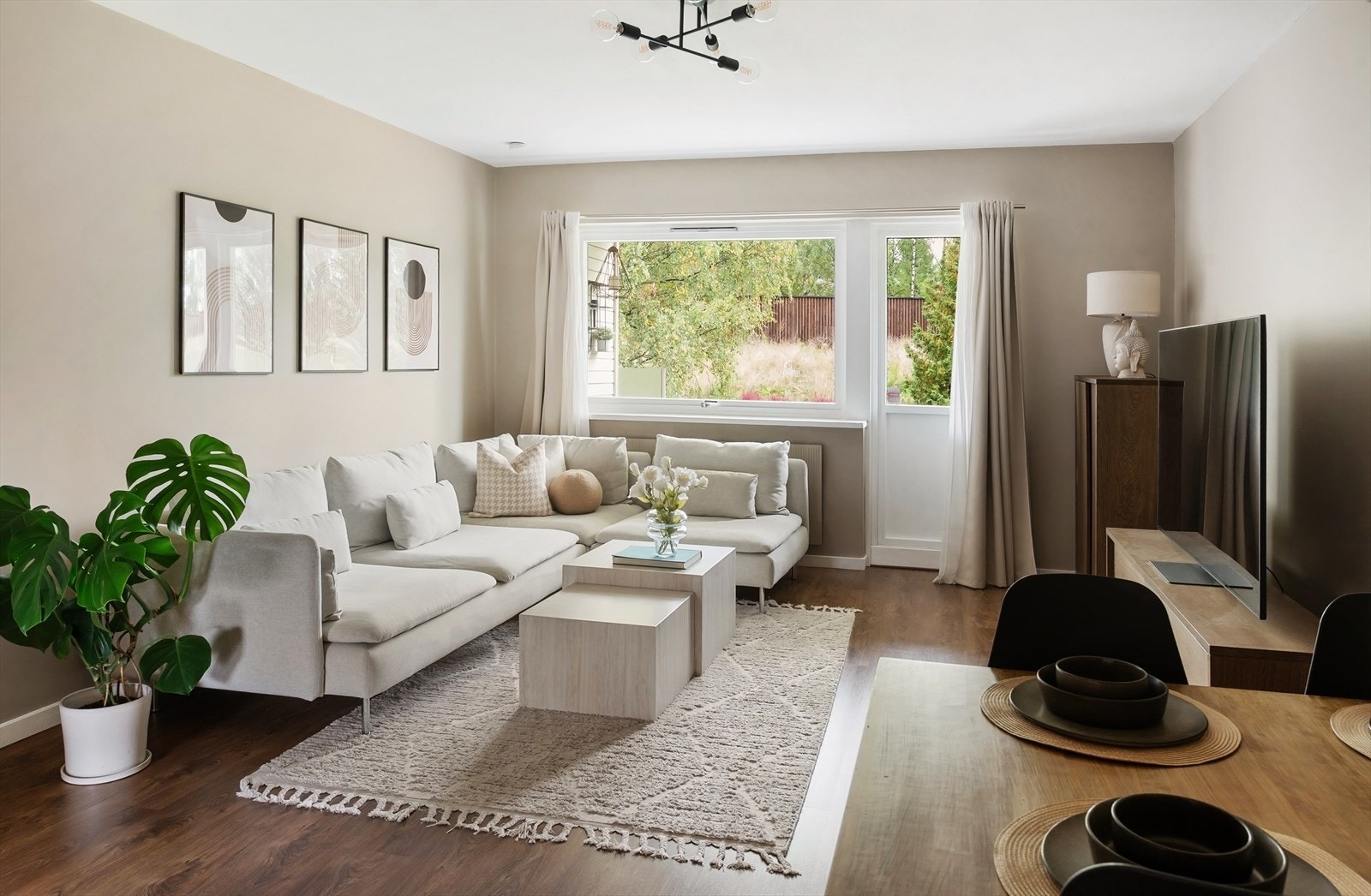 De store vindusflatene gir godt med naturlig lys til rommet. Galleribilde