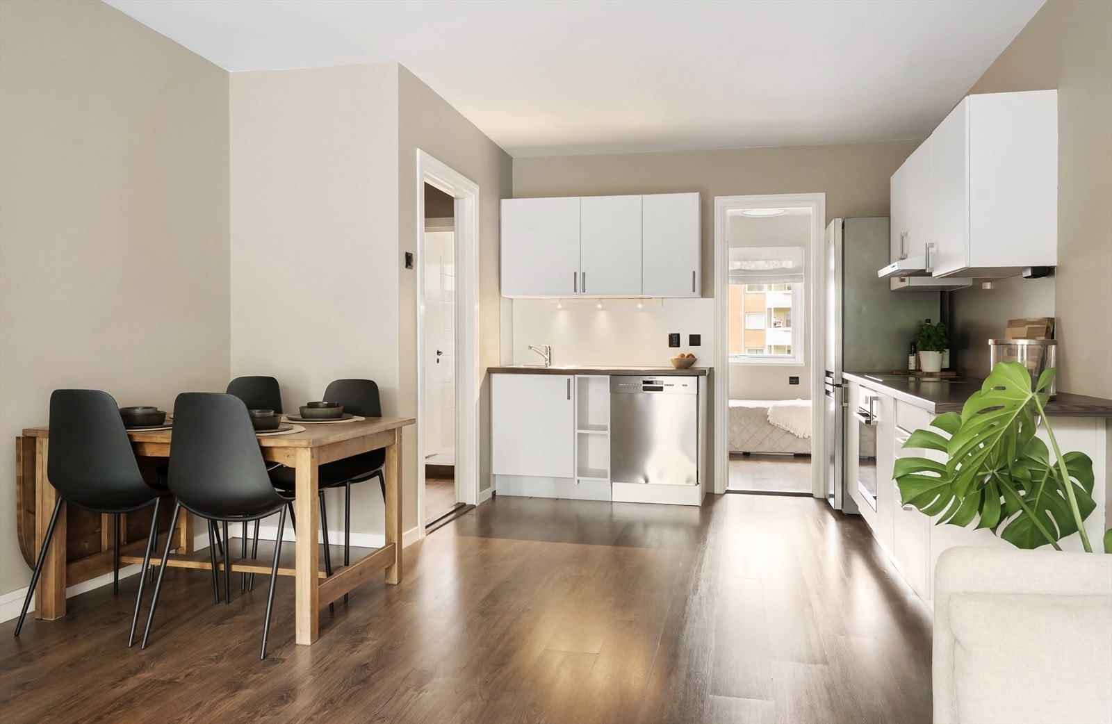 Leiligheten har en åpen og sosial planløsning mellom stue og kjøkken. Galleribilde