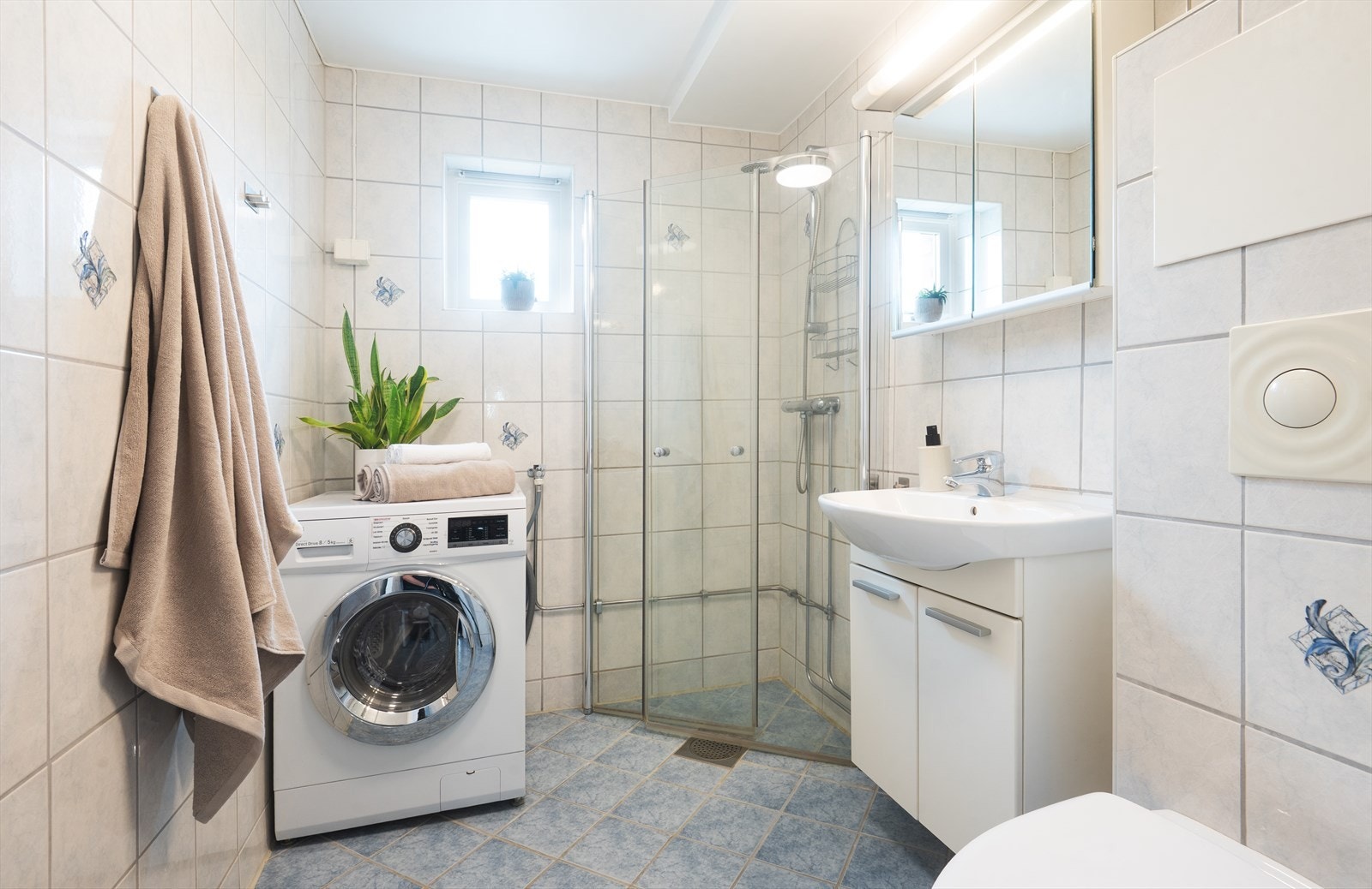 Flislagt bad med vannbåren gulvvarme for økt komfort. Galleribilde