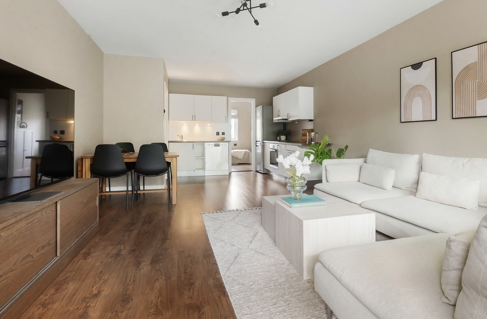 Gjennomgående laminatgulv og malte flater skaper et helhetlig inntrykk. Galleribilde