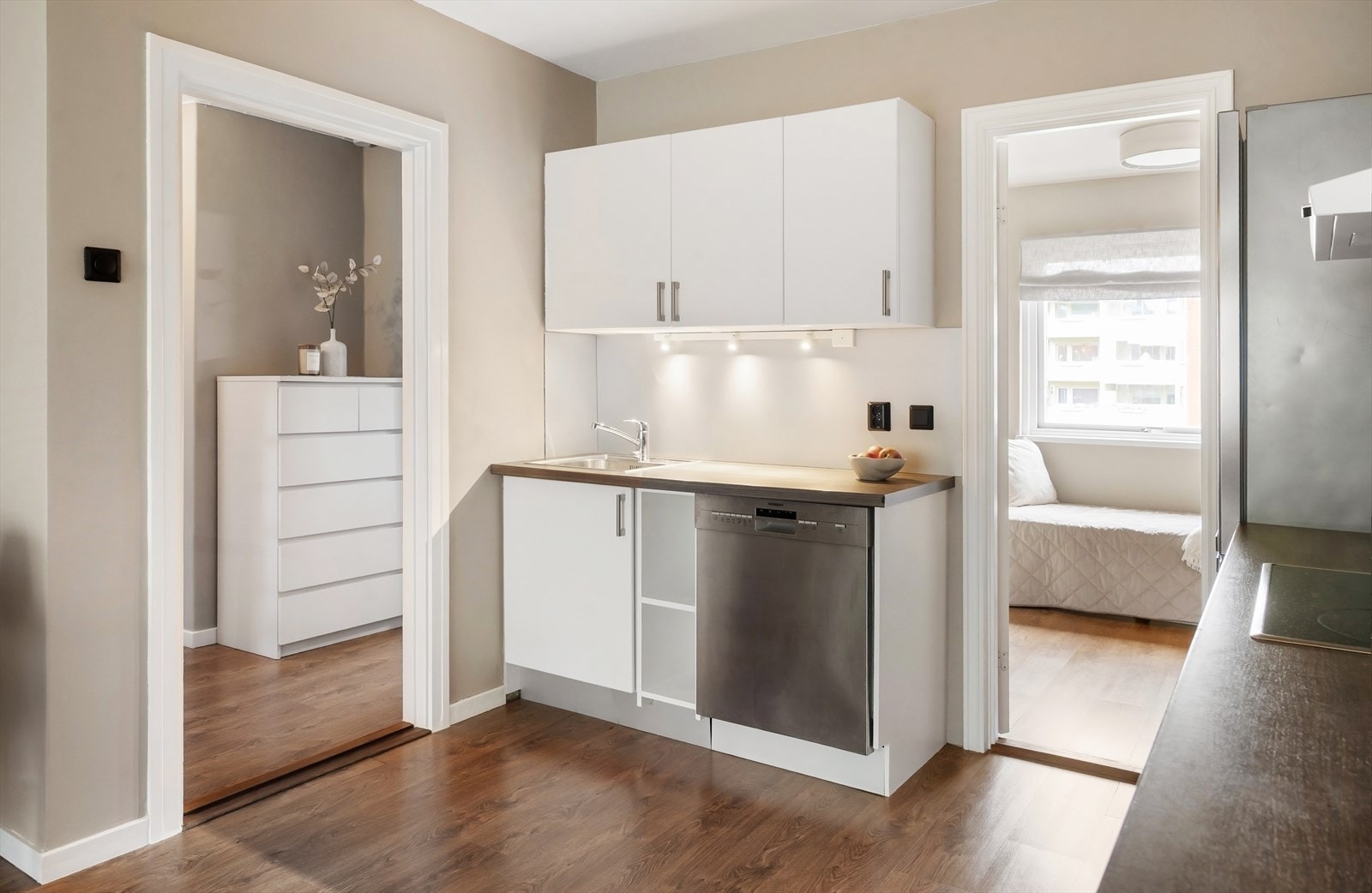 Godt med skap- og benkeplass gir gode arbeidsforhold for matlaging. Galleribilde