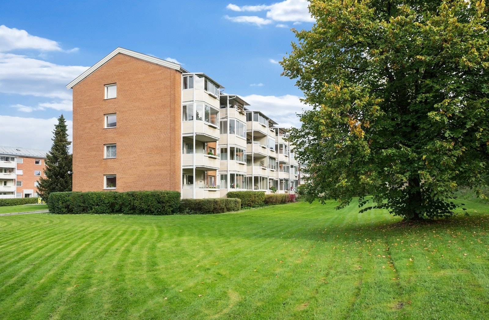 Leiligheten ligger i andre etasje i et boligbygg fra 1955. Galleribilde