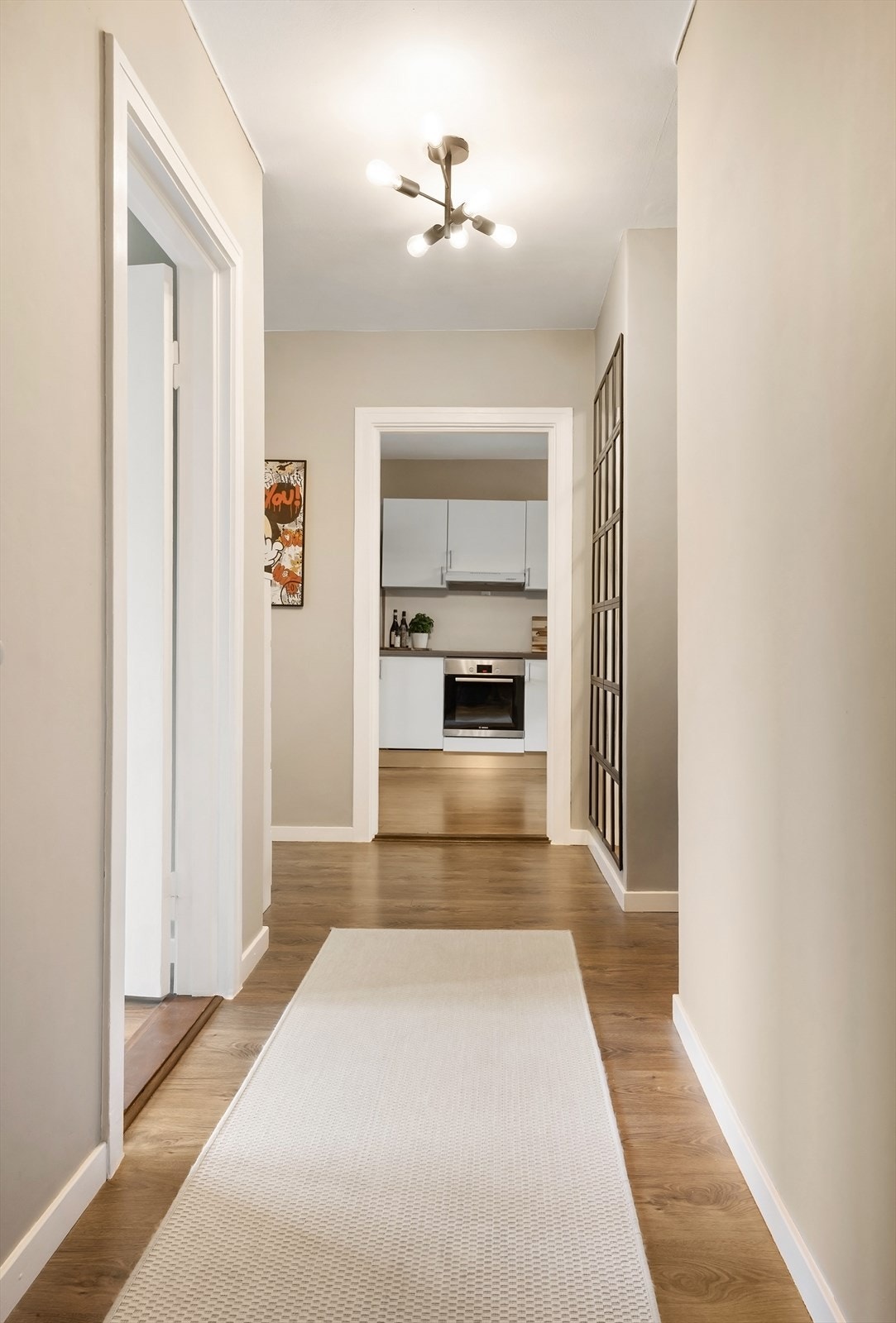 Fra gangen ledes du videre inn mot leilighetens sosiale sone. Galleribilde