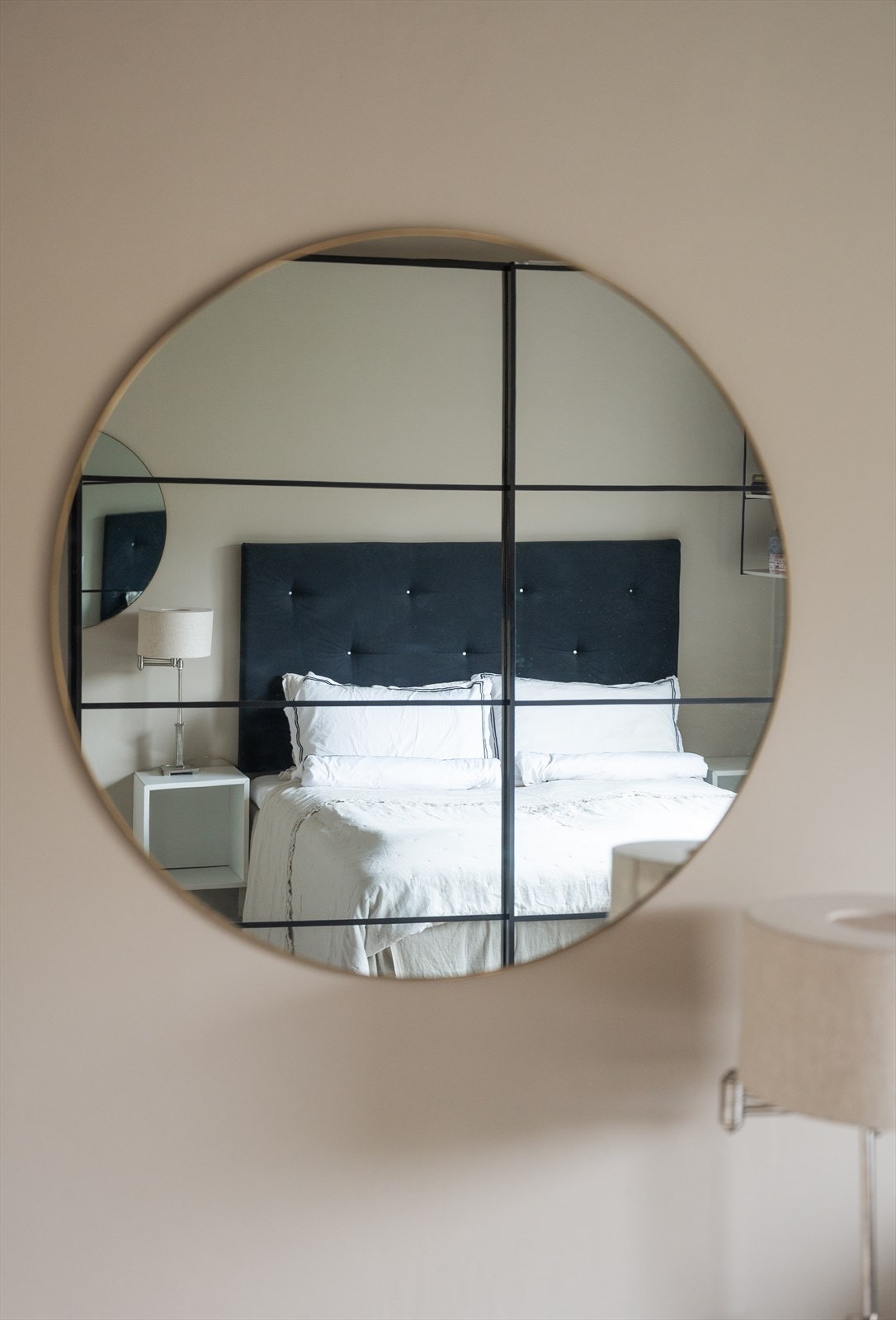 Rommet har en rolig og behagelig atmosfære, med vinduer som vender mot grøntområder. Galleribilde