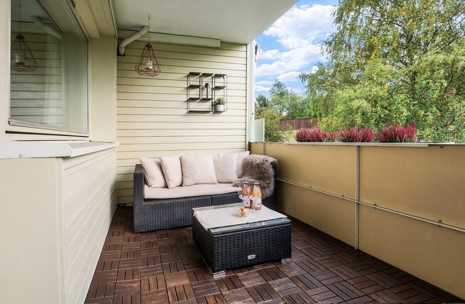 Fra stuen er det direkte utgang til en romslig balkong på 8 m². Galleribilde