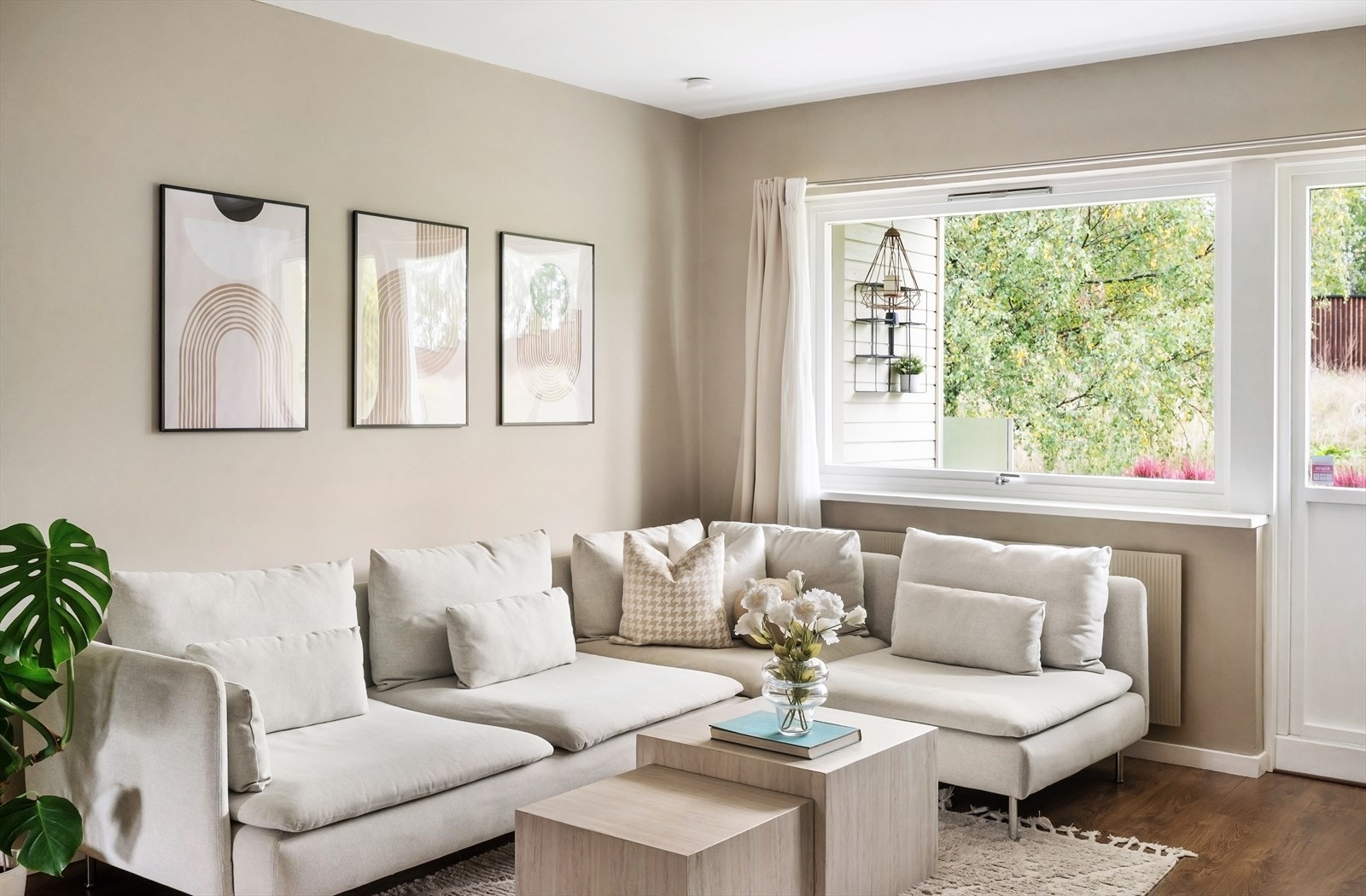 Oppvarming skjer via radiatorer tilknyttet fjernvarmeanlegg. Galleribilde