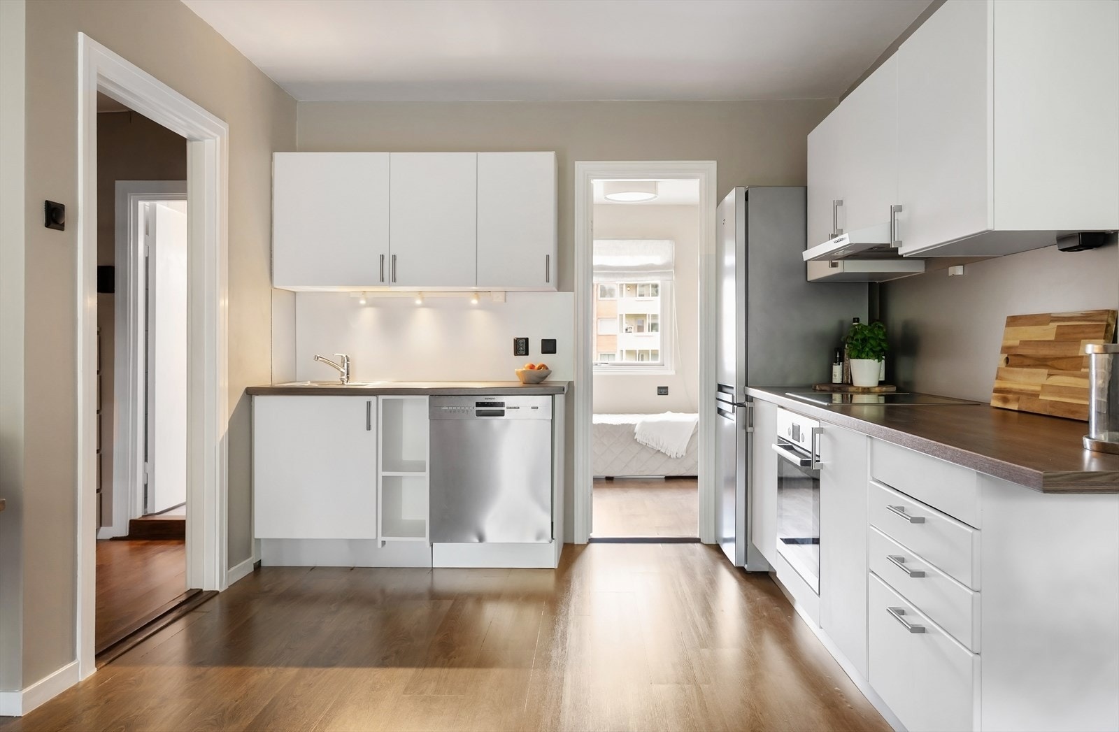 Kjøkkeninnredningen fra 2014 har glatte fronter og laminatbenkeplate. Galleribilde