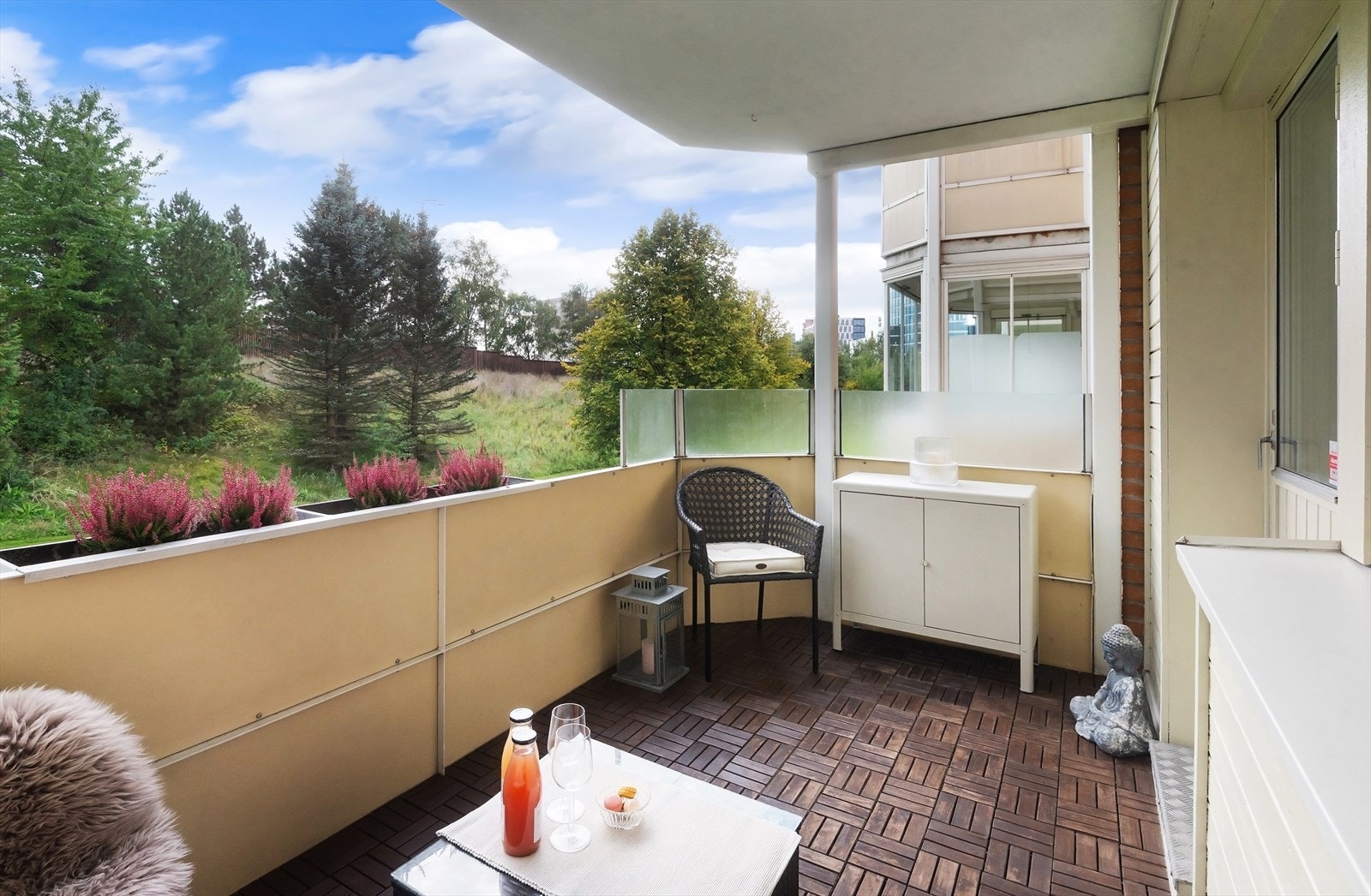 Her kan man nyte rolige dager med utsikt mot grøntarealer. Galleribilde