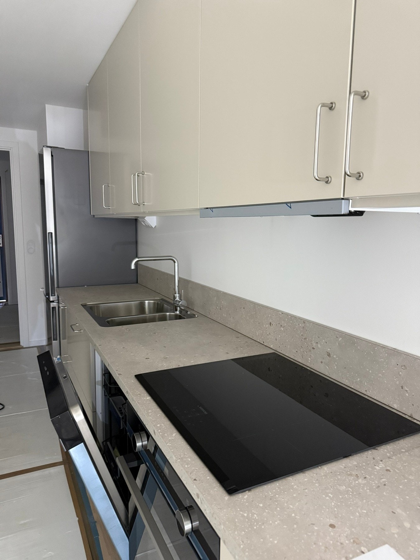 Oppgradert kjøkken med hvitevarer Galleribilde