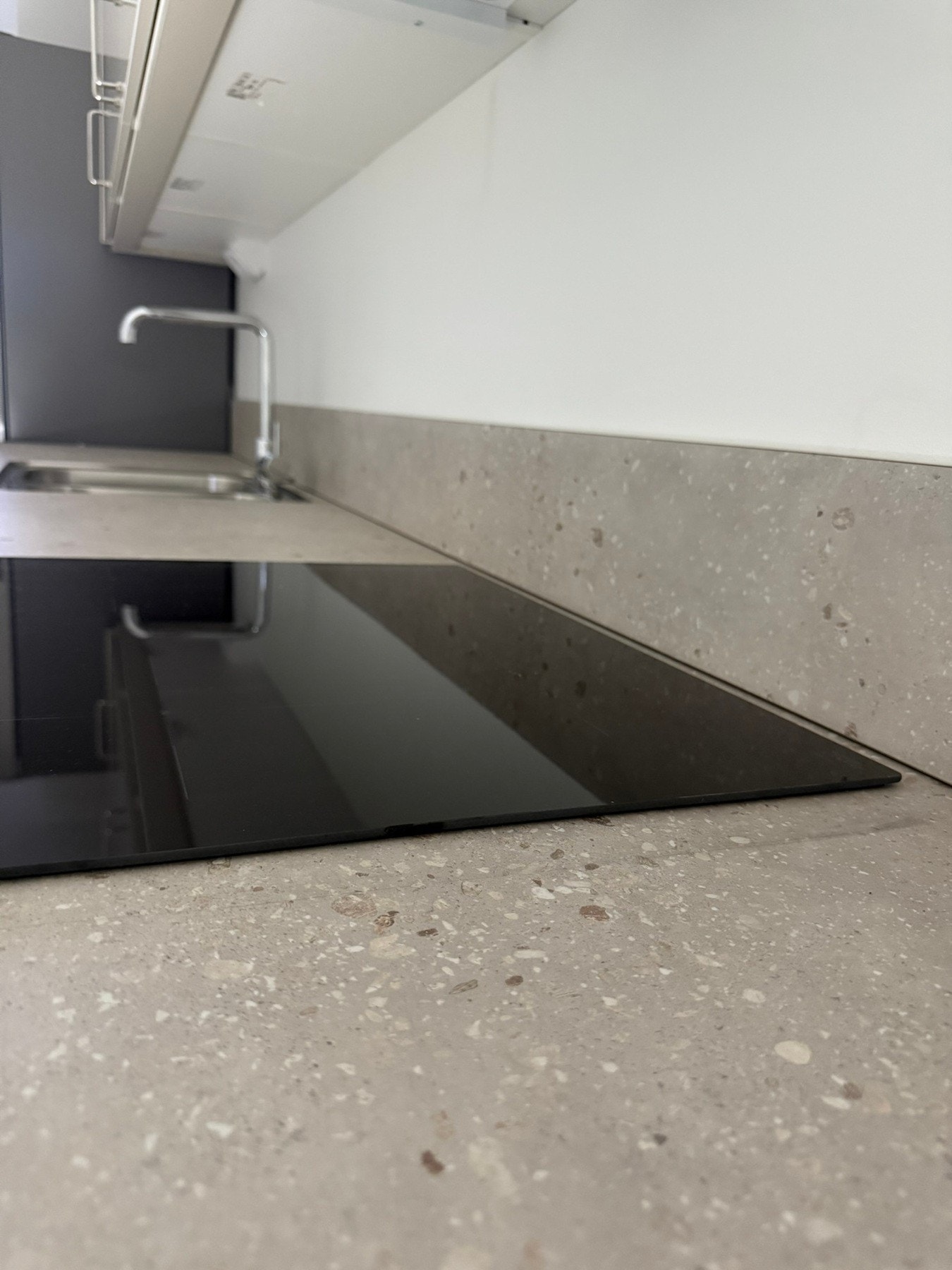 Sten benkeplate og gode hvitevarer Galleribilde