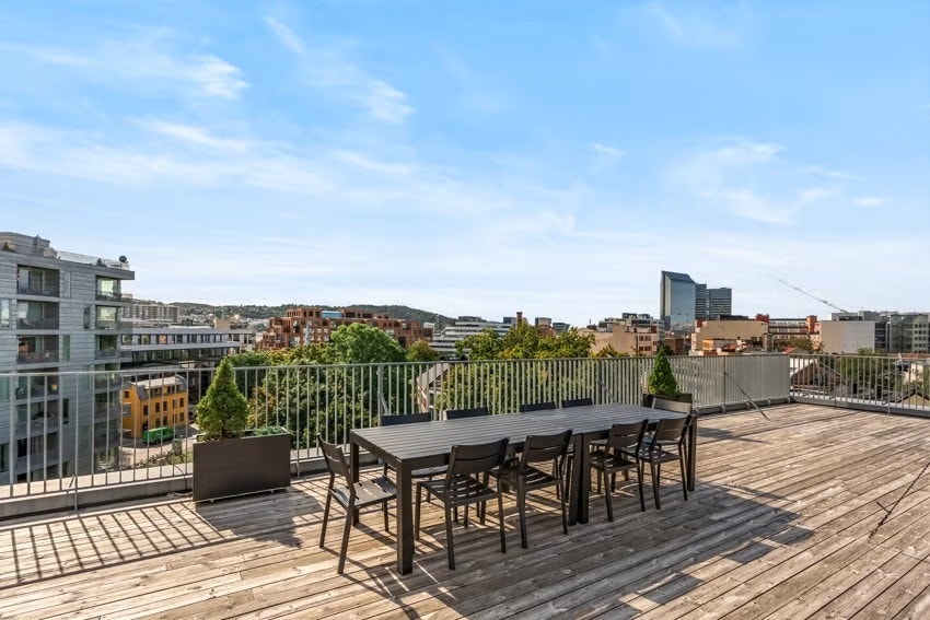 Beboerne har tilgang til en hyggelig takterrasse på toppen av bygården. Galleribilde