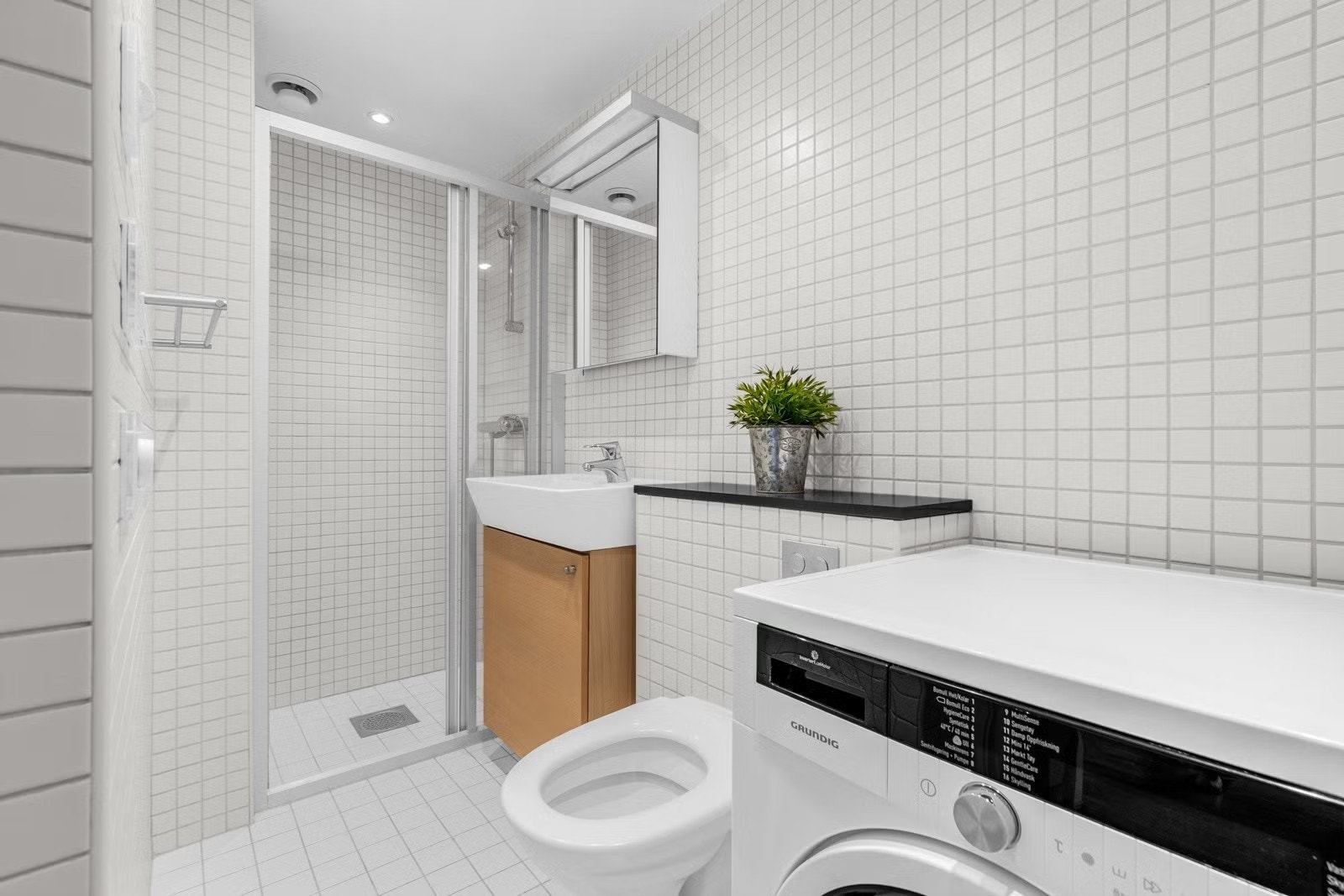 Flislagt baderom med varmekabler i gulv. Vaskemaskin medfølger. Galleribilde