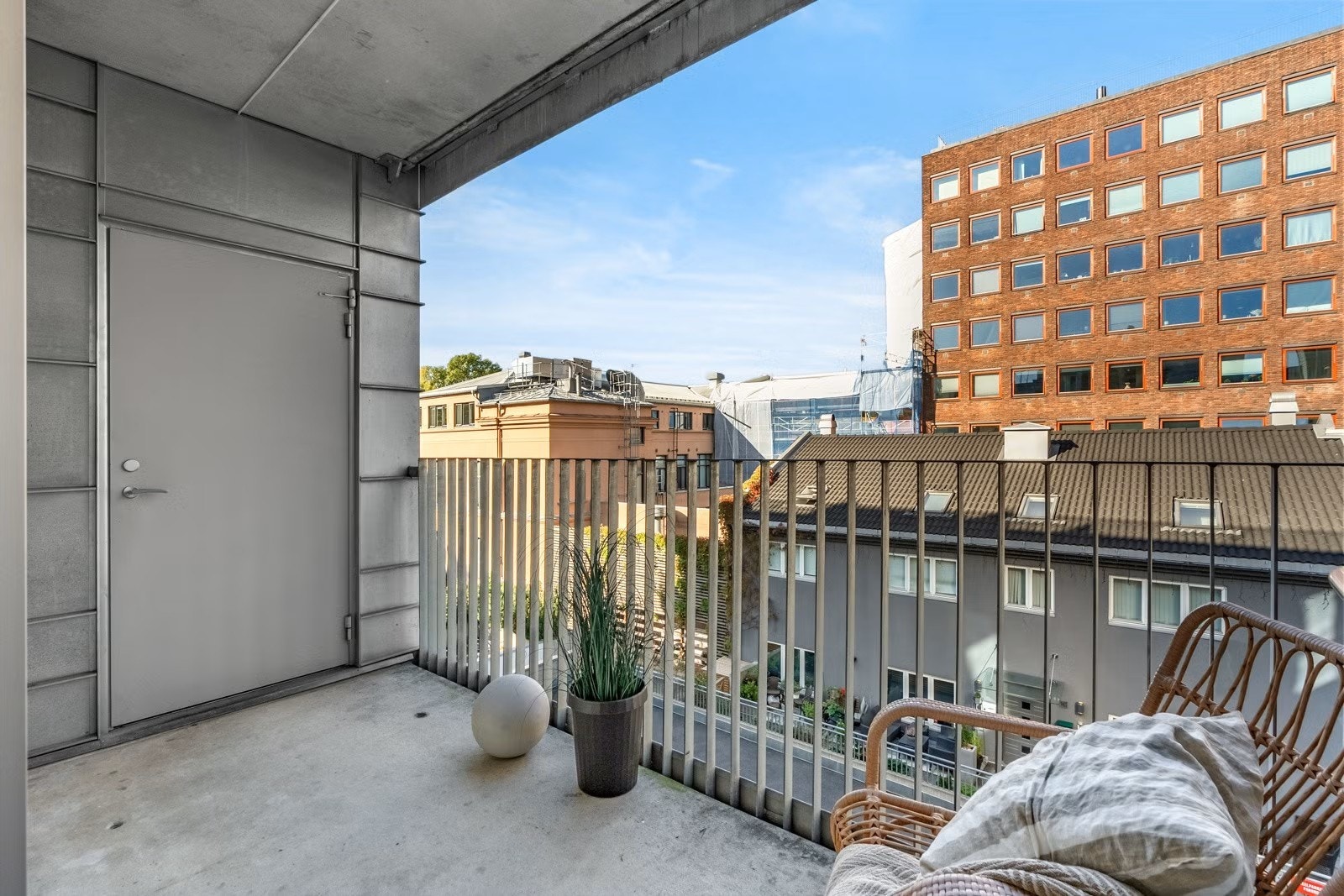 Ved inngangspartiet er det en hyggelig svalgang på ca. 6 kvm. Galleribilde