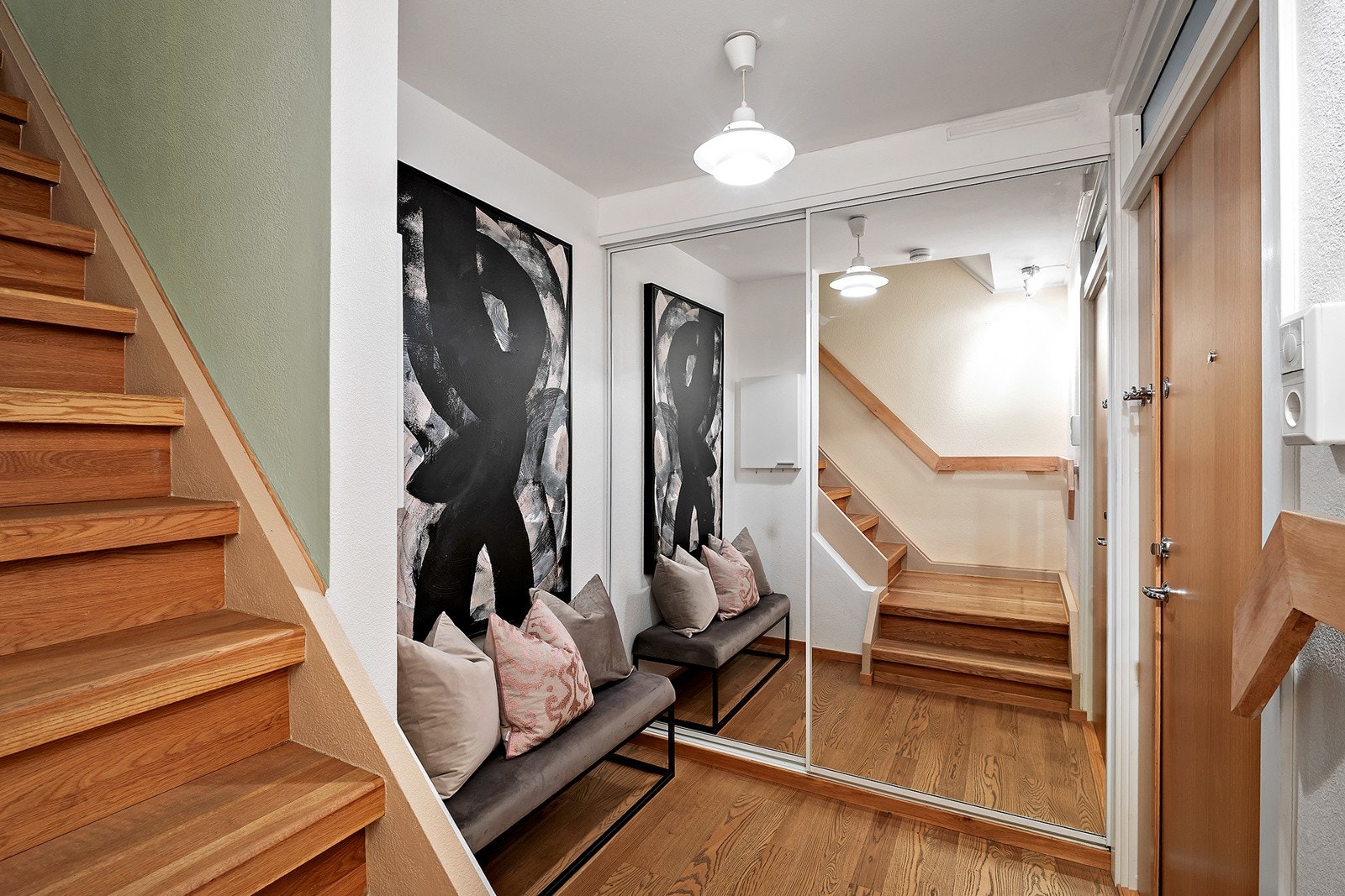 Romslig entré i 8. etasje med stor skyvedørsgarderobe med speilfronter. Trapp opp til resten av leiligheten i 9. etasje. Her er det godt å komme hjem! Galleribilde