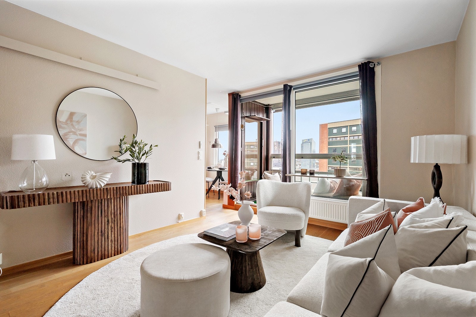 Stor fin skyvedør i stuen med adkomst til vestvendt balkong Galleribilde