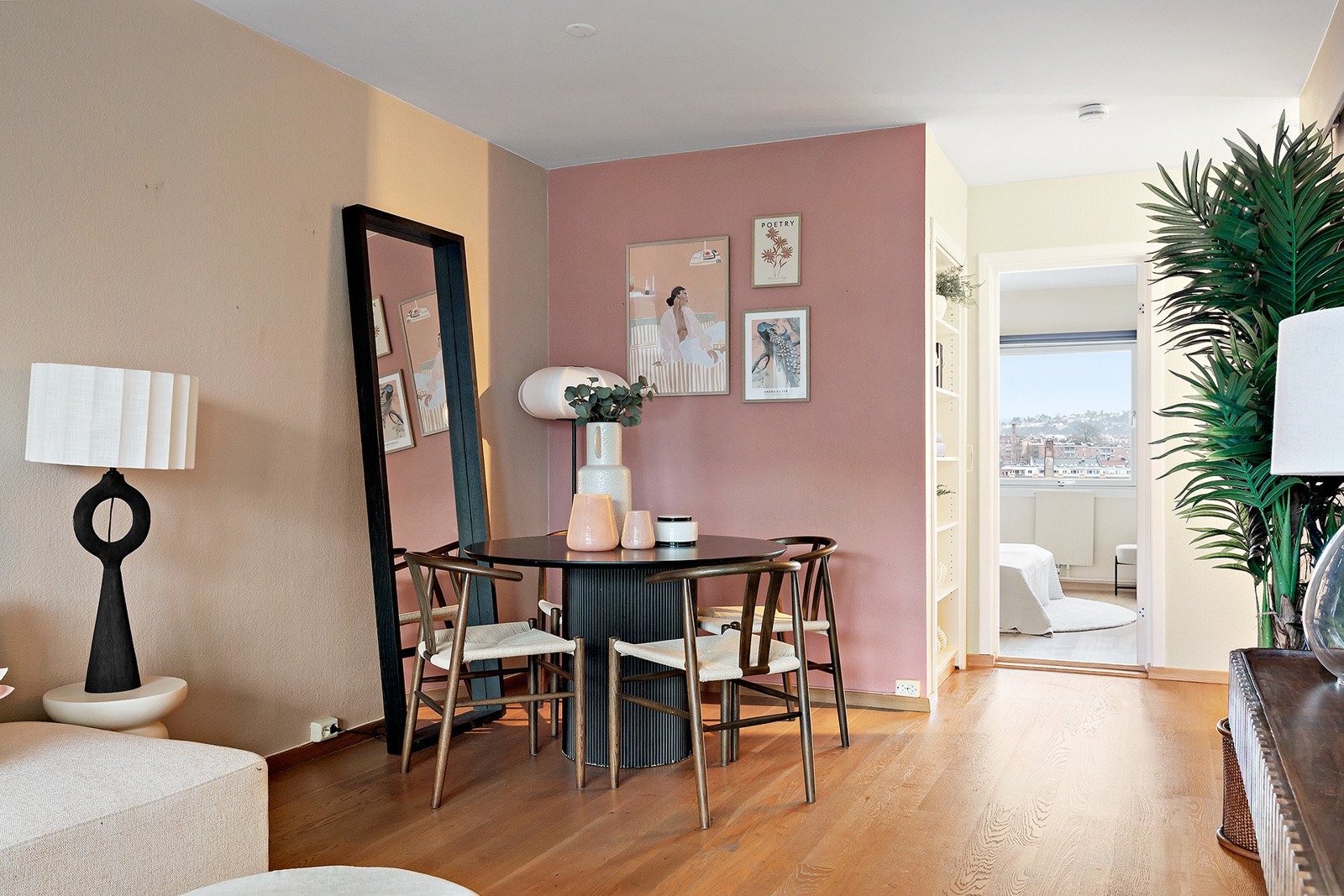 Leiligheten er gjennomgående med mye naturlig lys Galleribilde