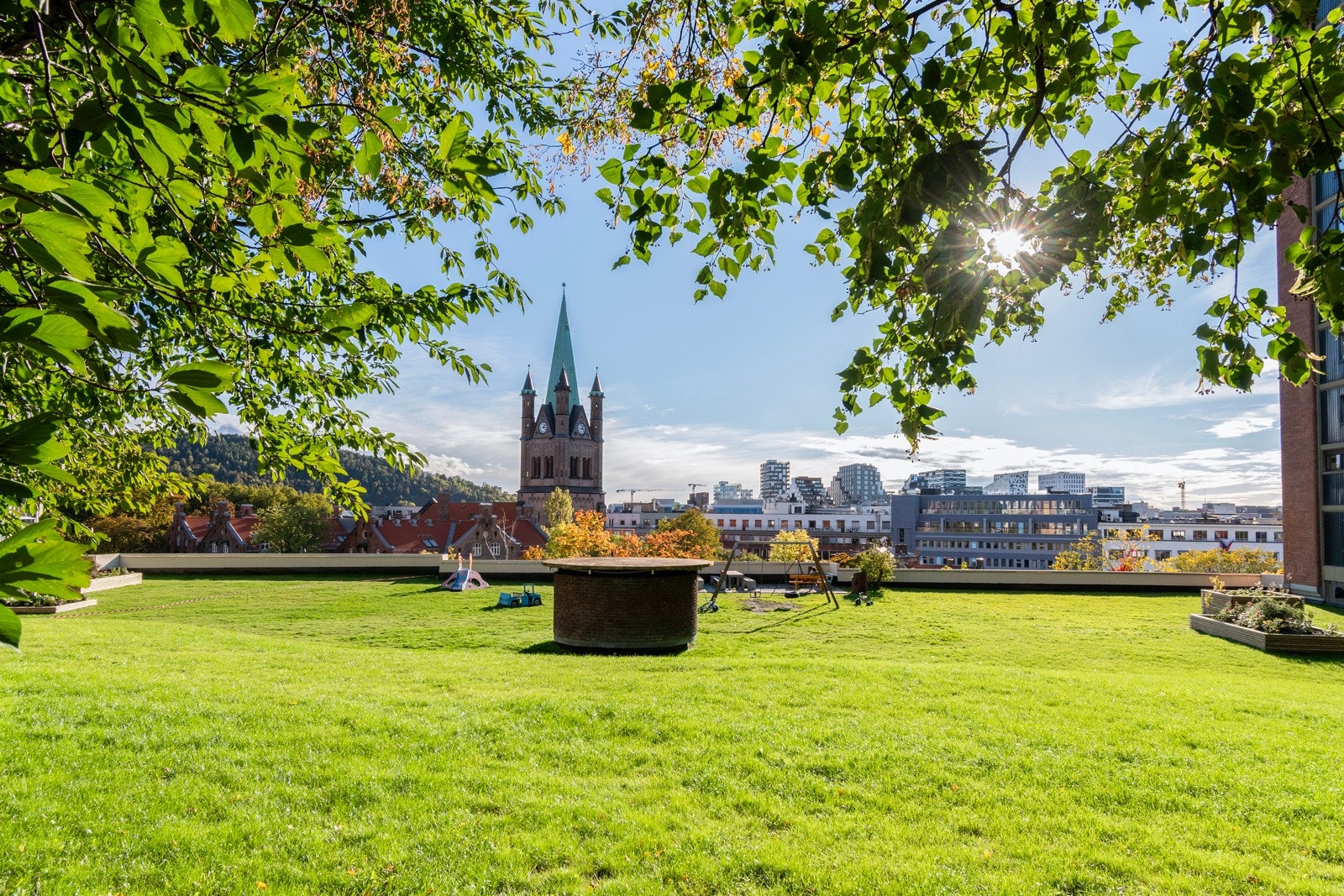 Borettslaget eier store, flotte grøntområder. Her er parken rett utenfor døren. Galleribilde