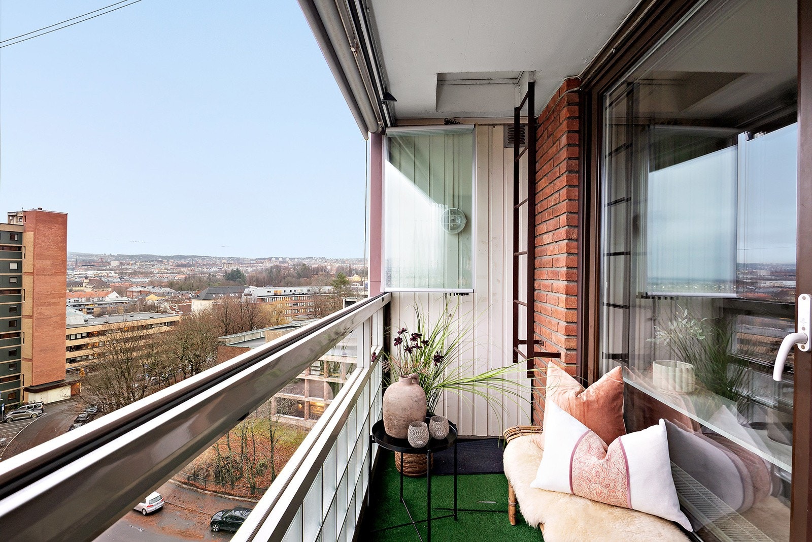 Utsikt mot Botanisk Hage. Flott stor skyvedør med adkomst fra stue Galleribilde