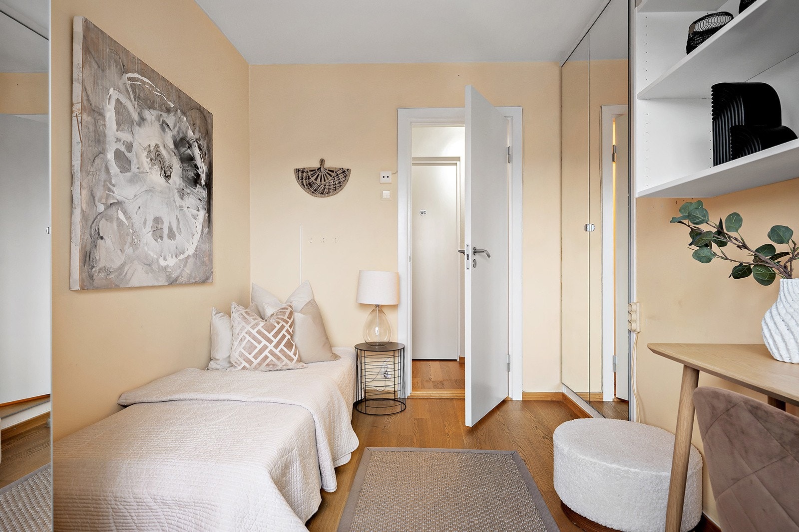 Soverom 2 med garderobeskap med speilfronter Galleribilde