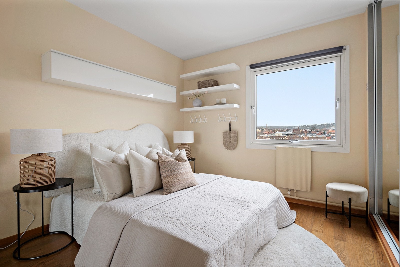 Lyst og luftig soverom med god plass til stor dobbeltseng mm Galleribilde