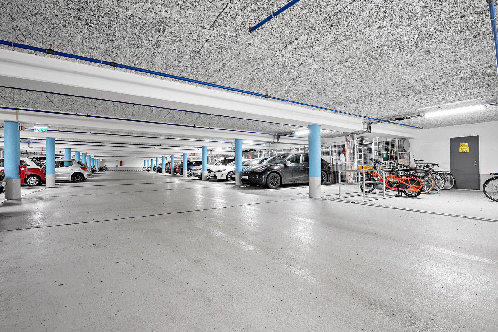 Beboerne kan leie garasjeplass med bod i oppvarmet og tørr garasje. Galleribilde