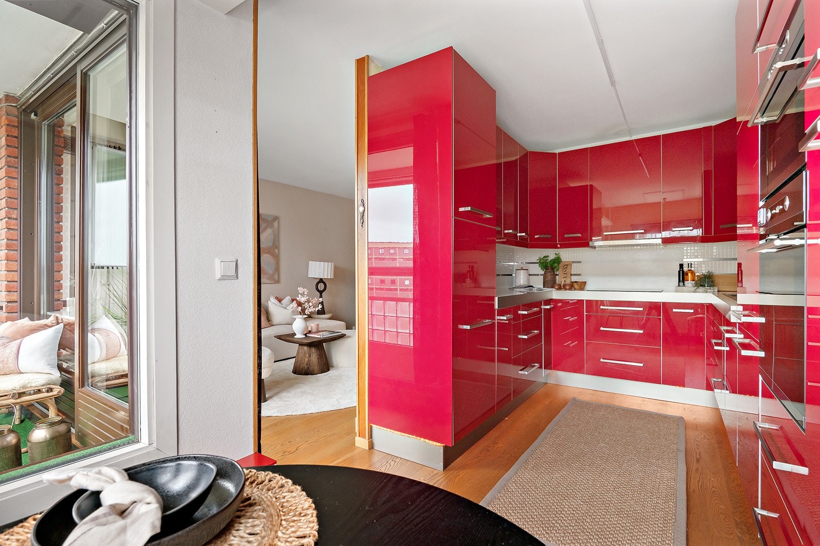 Integrerte hvitevarer med keramisk platetopp, stekeovn, kombiskap (kjøl/frys) og oppvaskmaskin. Galleribilde