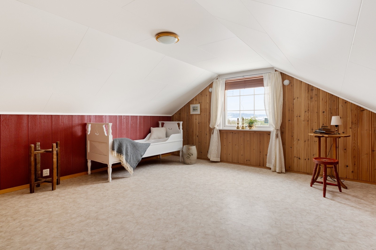 Loftet byr på to store soverom på 13 og 13,5 kvm med fleksibilitet etter egne behov. Galleribilde