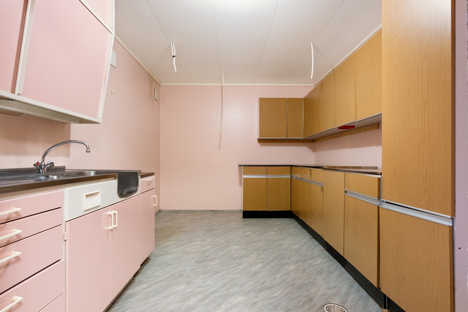 Kjøkkenet på 12,5 kvm har god skap- og benkeplass og et godt potensial. Galleribilde