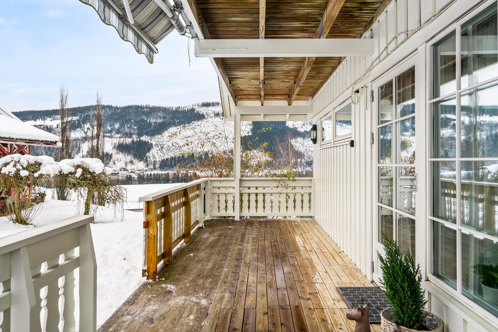 Sørvestvendt og overbygd terrasse med fantastiske solforhold fra formiddag til ettermiddag som kan nytes hele året. Galleribilde