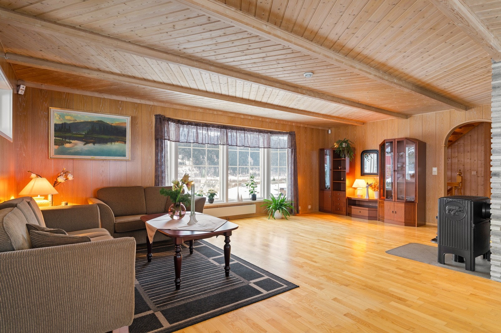 Romslig og innbydende stue med store vindusflater som slipper inn rikelig med naturlig lys. Galleribilde