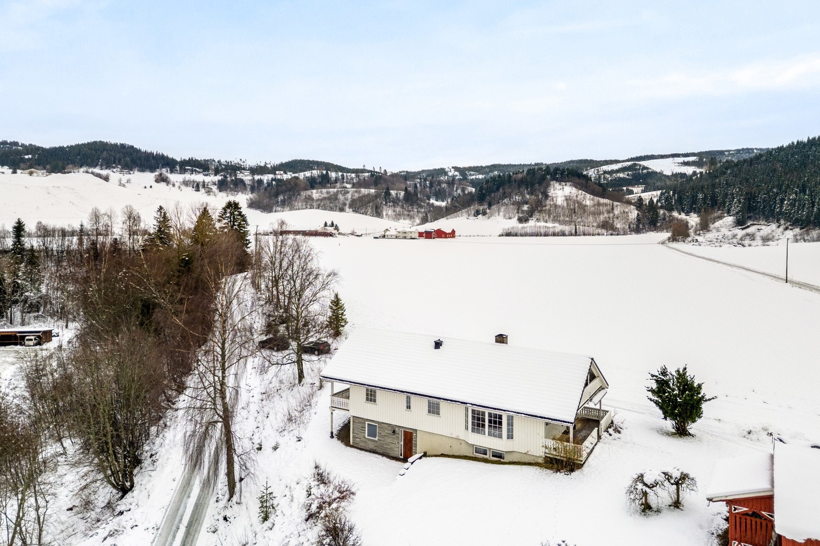 Her bor du i et trivelig og naturskjønt område på Lundamo, et sted som kombinerer landlig ro med nærhet til alt du trenger i hverdagen. Galleribilde