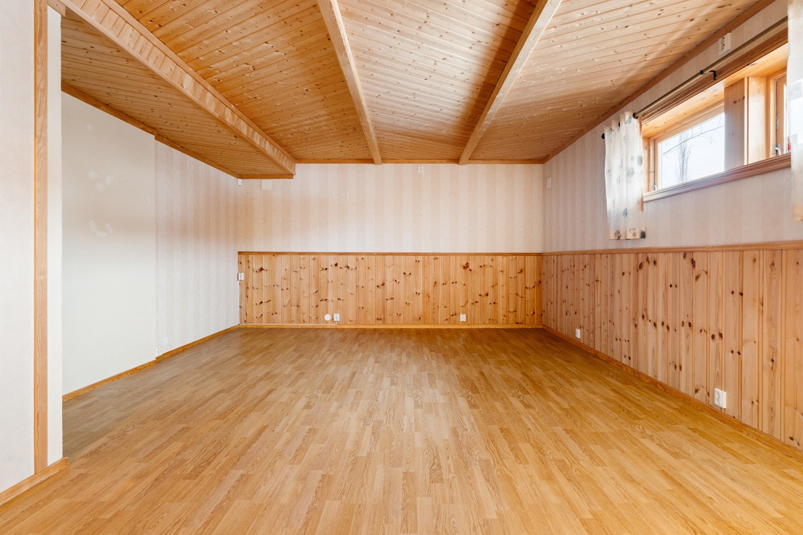 Stuene i sokkeletasjen har generelt sett manglende rømming og begrenset lysforhold. Galleribilde