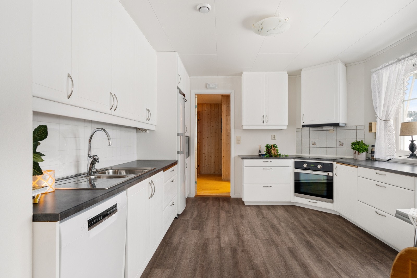 Kjøkkenet har god skap- og benkeplass som gjør matlagingen i hverdagen enklere. Galleribilde