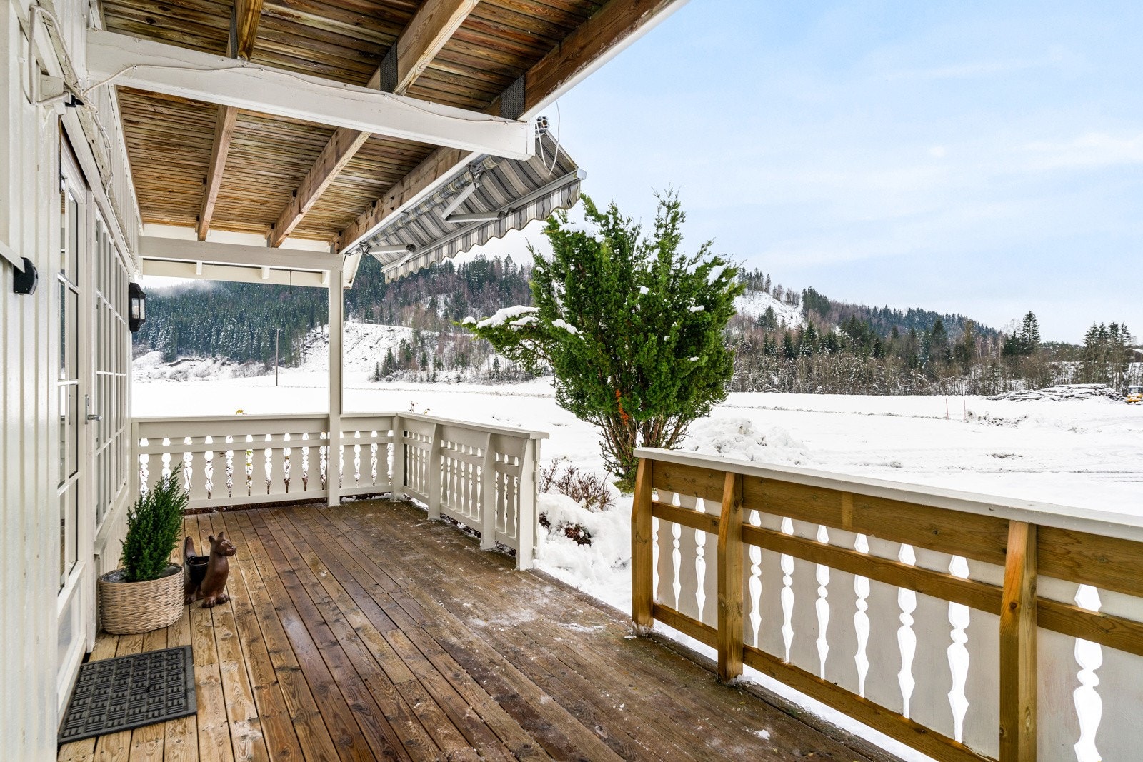 Den store terrassen har god plass til utemøbler og hyggelige sammenkomster. Galleribilde