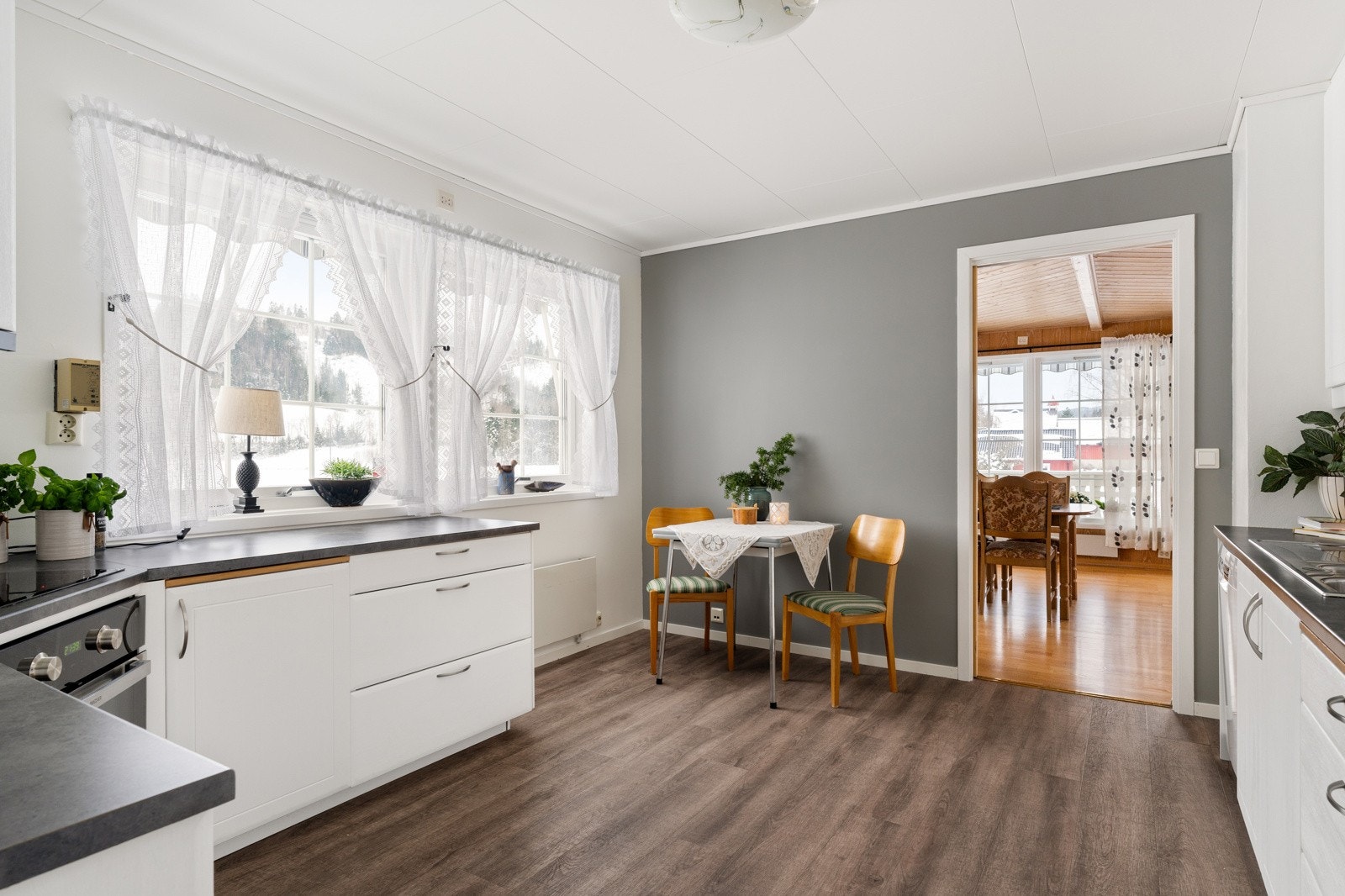 Et velholdt kjøkken på 13,5 kvm med tidløse materialvalg og store vindusflater. Galleribilde