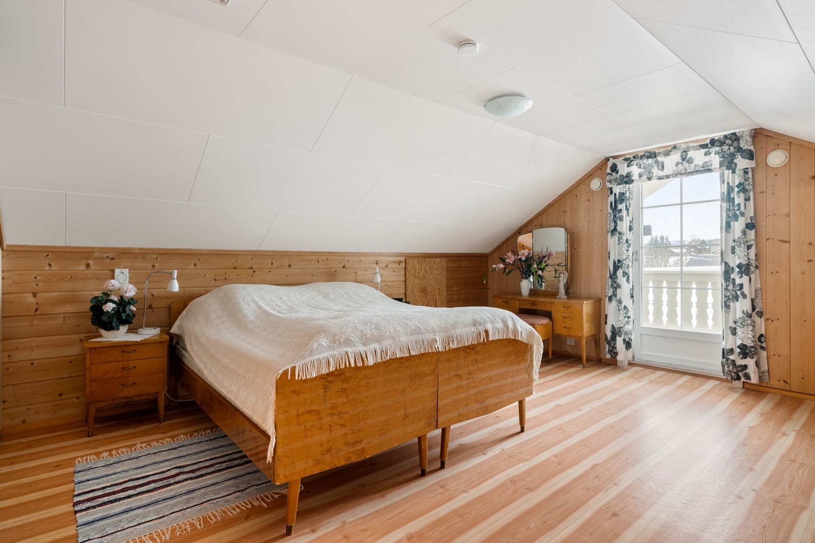 Soverommet på 13 kvm har god plass til dobbeltseng og ønsket garderobeløsning, samt adkomst til en romslig balkong. Galleribilde