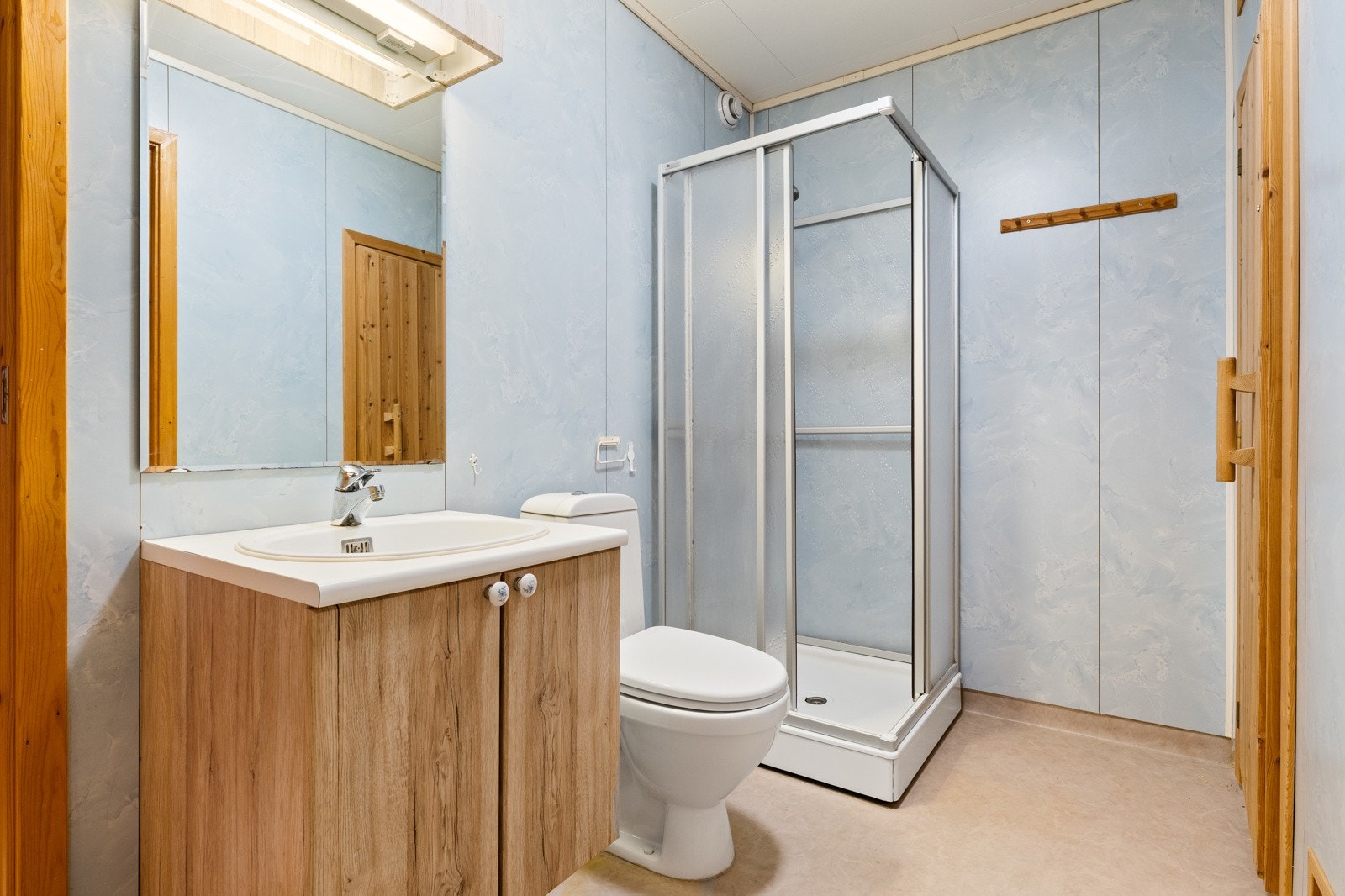 Funksjonellt baderom med dusj, toalett og servant med underbygg. Galleribilde