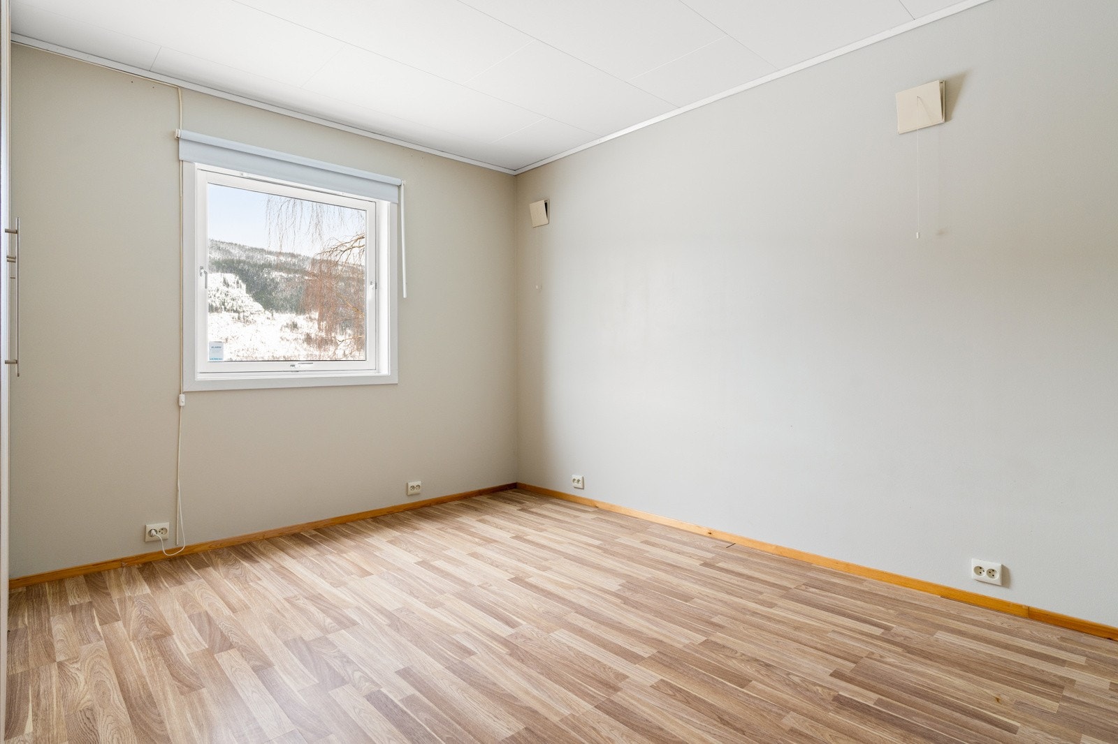 Sokkeletasjen har et soverom på 12,5 kvm med god plass til dobbeltseng, nattbord og ønsket garderobeløsning. Galleribilde