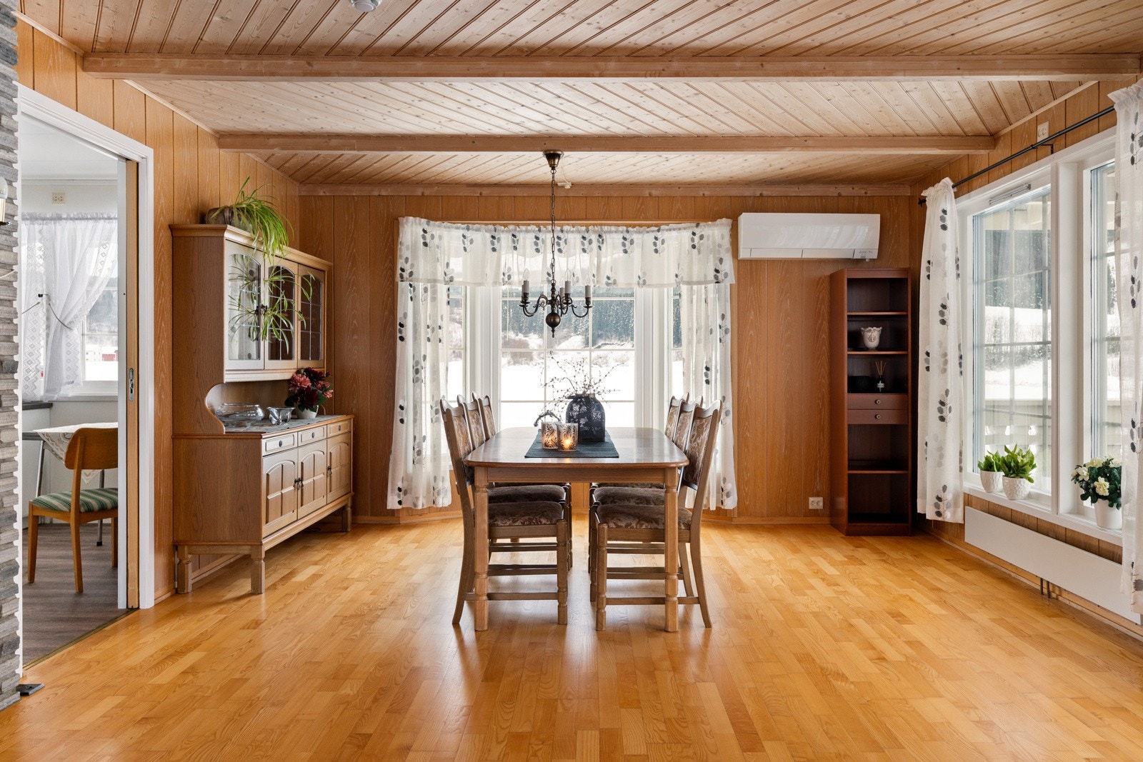 Spiseplassen gir et naturlig samlingspunkt med god romfølelse og koselig innramming. Galleribilde