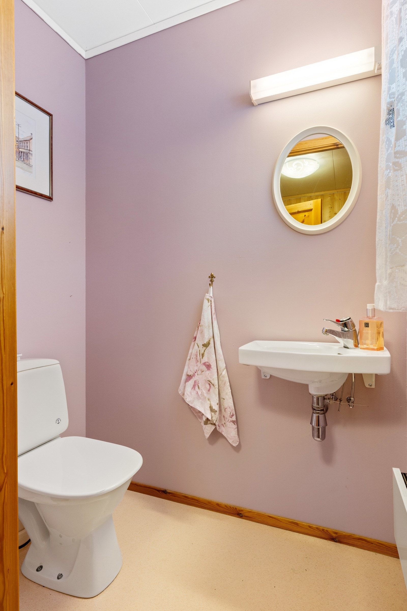 I tilknytning til entréen ligger et praktisk gjestetoalett, som gjør at hovedbadet kan holdes som en mer privat sone for familiens bruk. Galleribilde