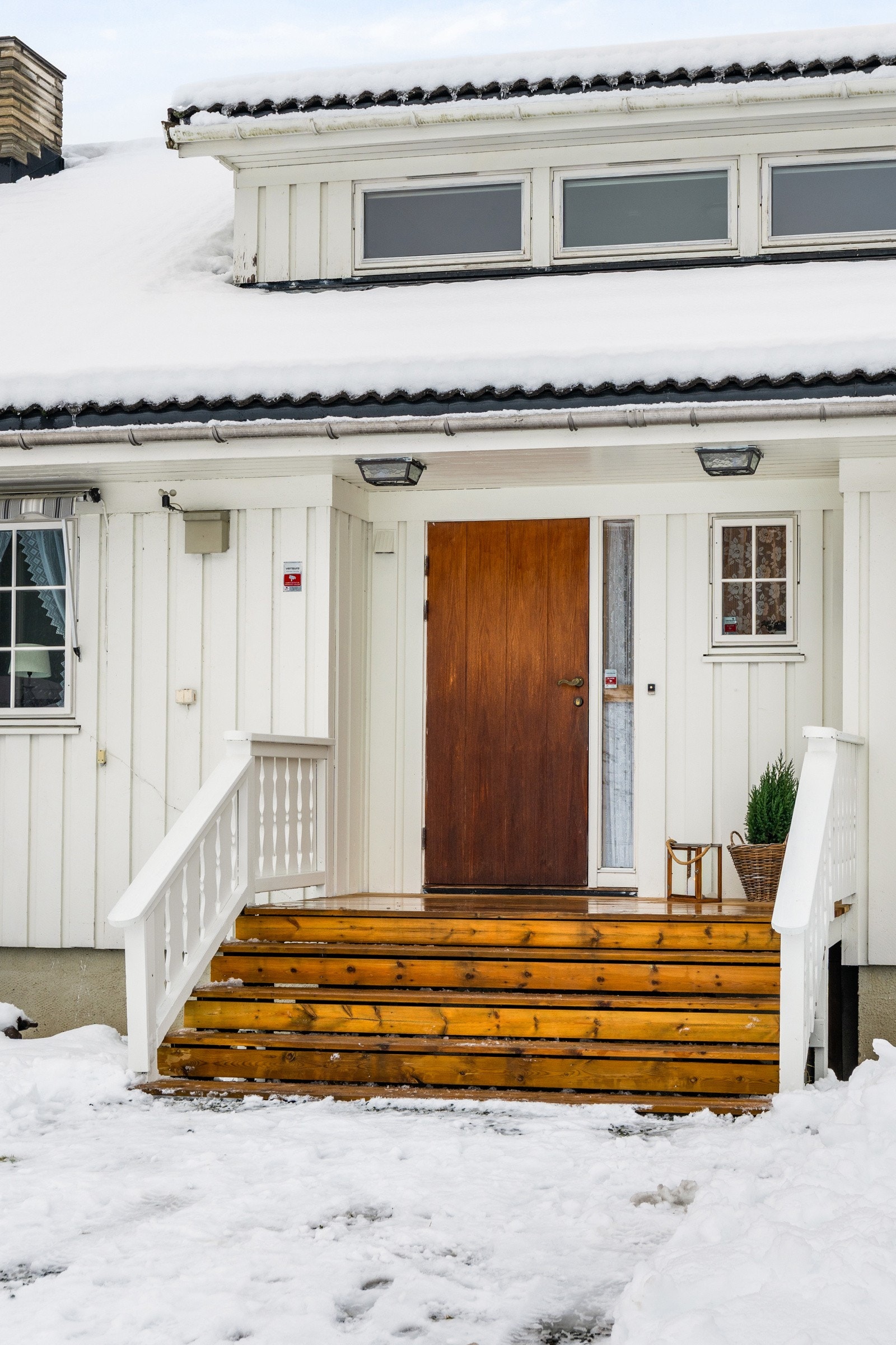 Lyst og velholdt inngangsparti som gir et godt førsteinntrykk av boligen. Galleribilde