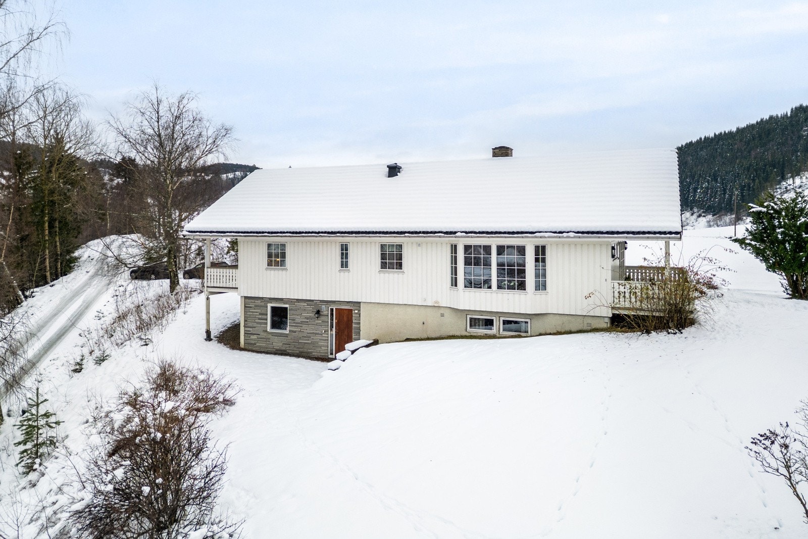 Eiendomen ligger på toppen av et høydedrag med god utsikt og store utearealer rundt huset. Galleribilde