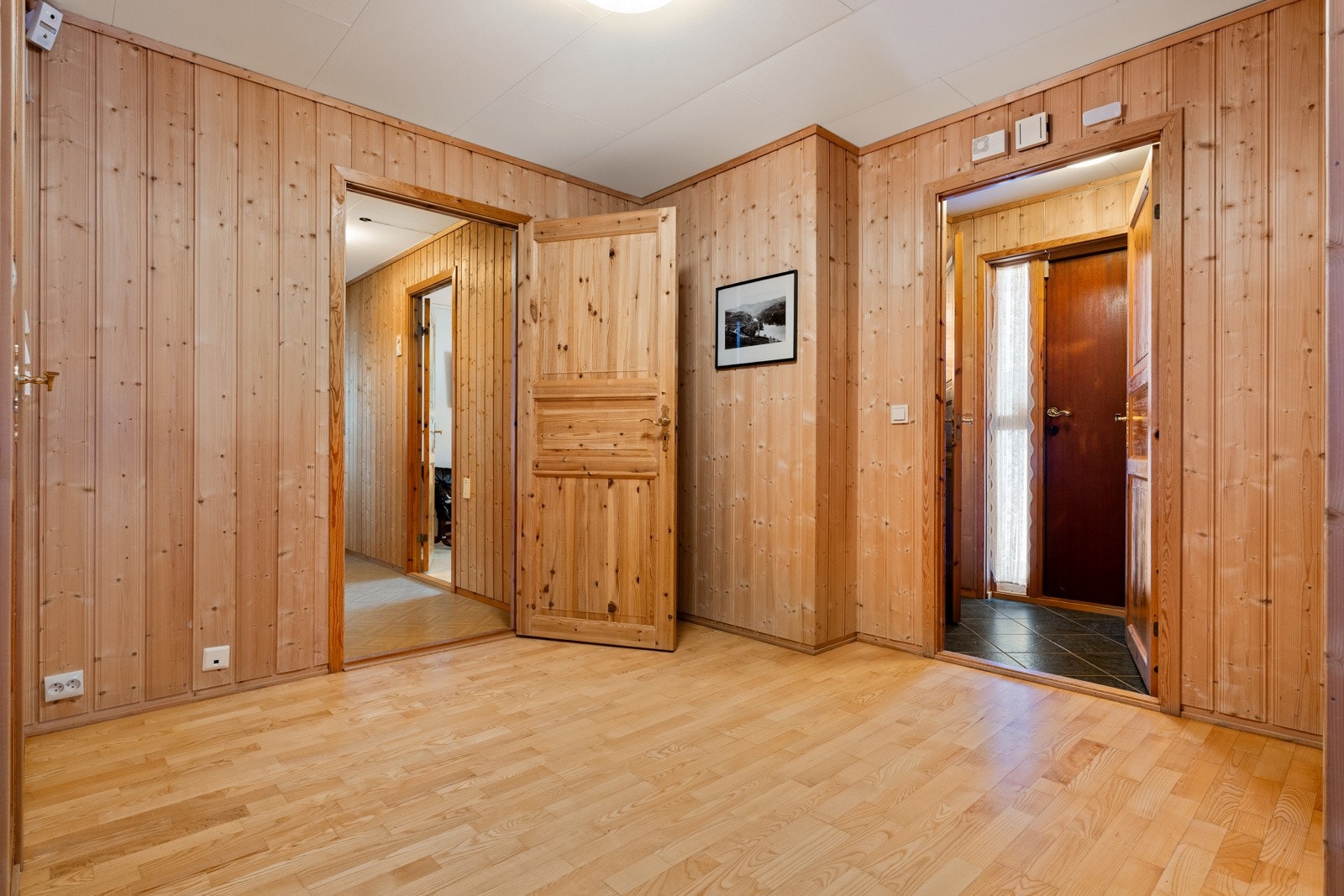 Romslig gang/entré med god plass til oppbevaring av sko og ytterklær. Galleribilde